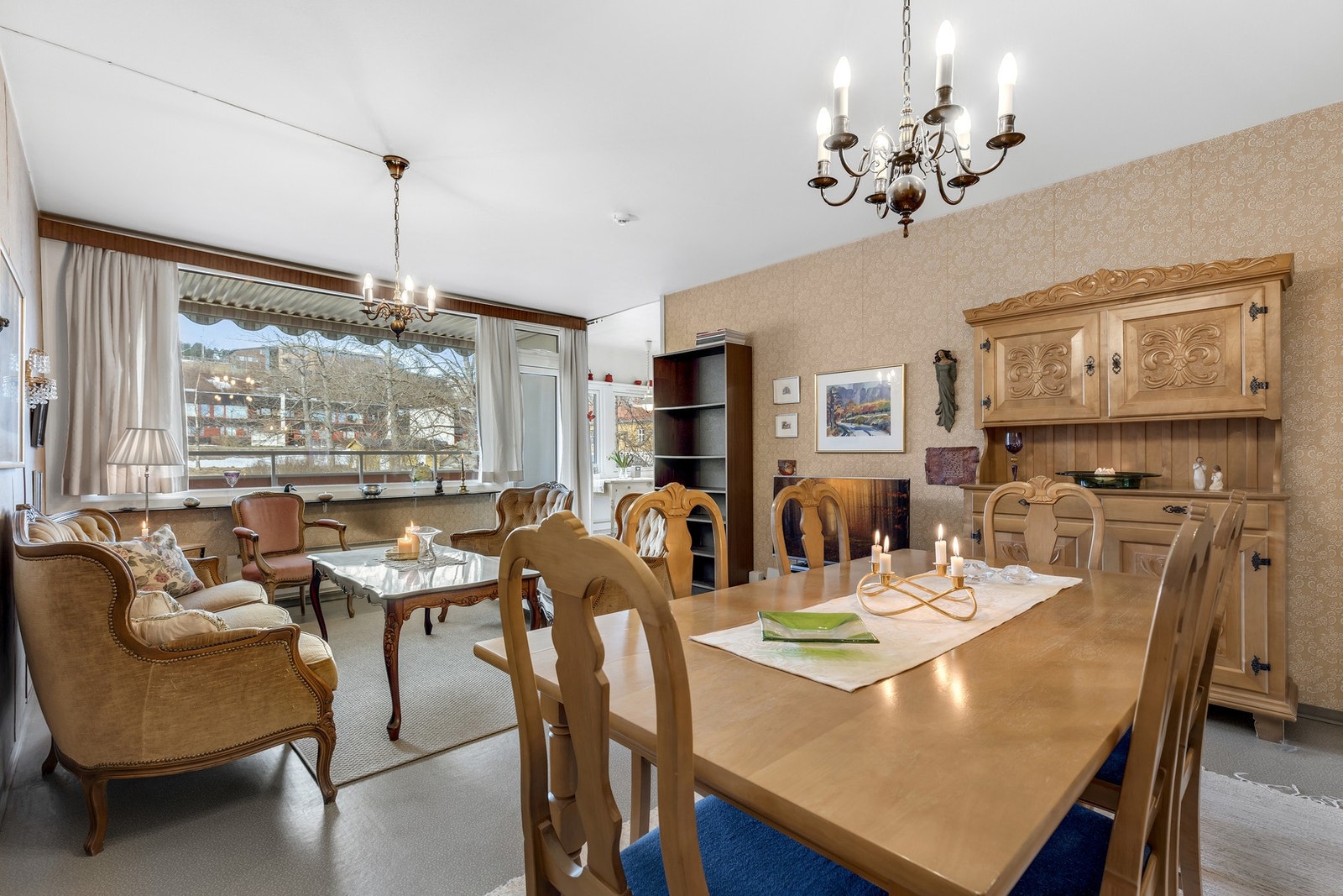 Stor og delvis åpen stue-/kjøkkenløsning på 35 kvm med god plass til å møblere med både stue- og spisestuesone. Galleribilde