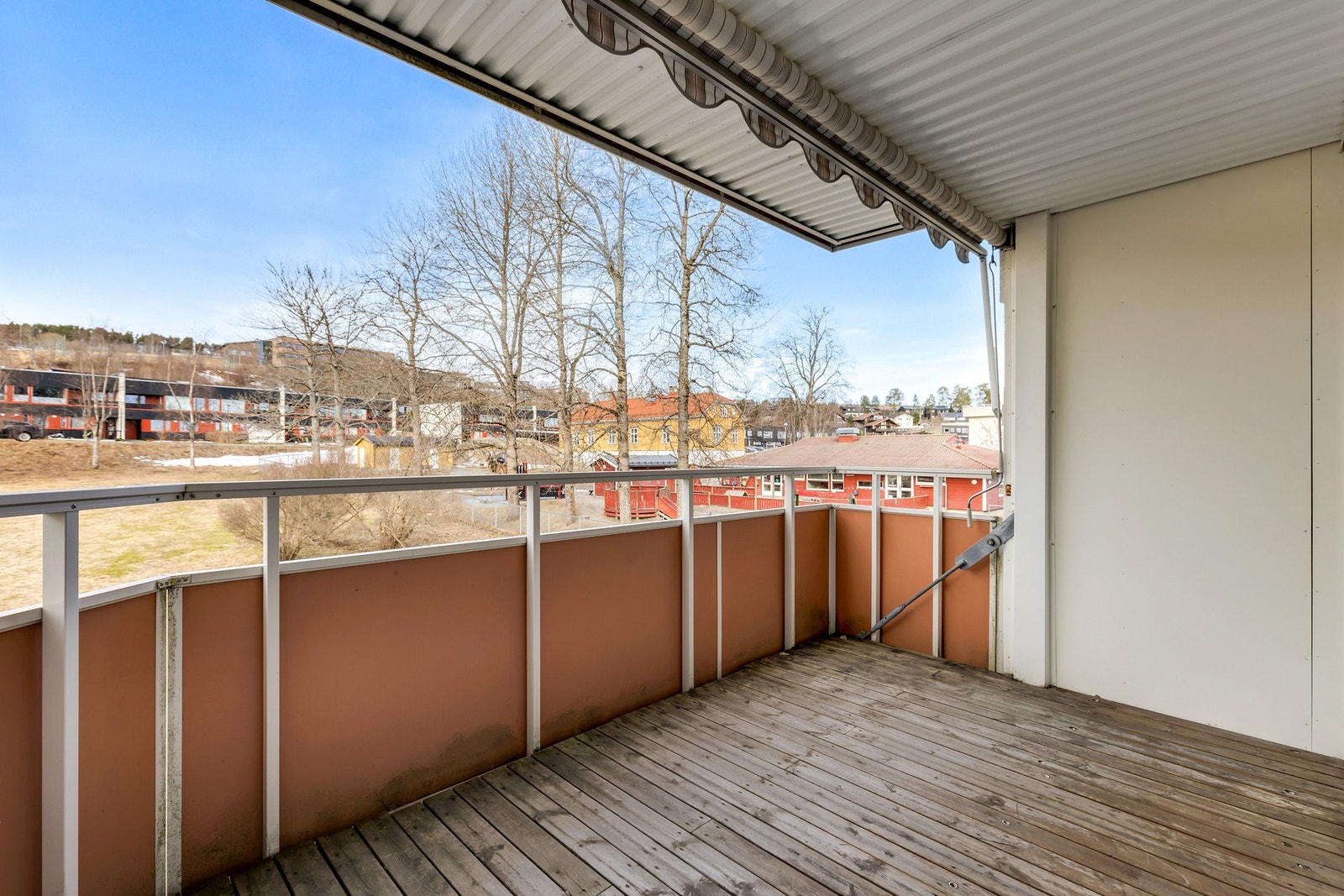 Leiligheten har svært god plassering i borettslaget og vender ut mot store grøntareal. Galleribilde