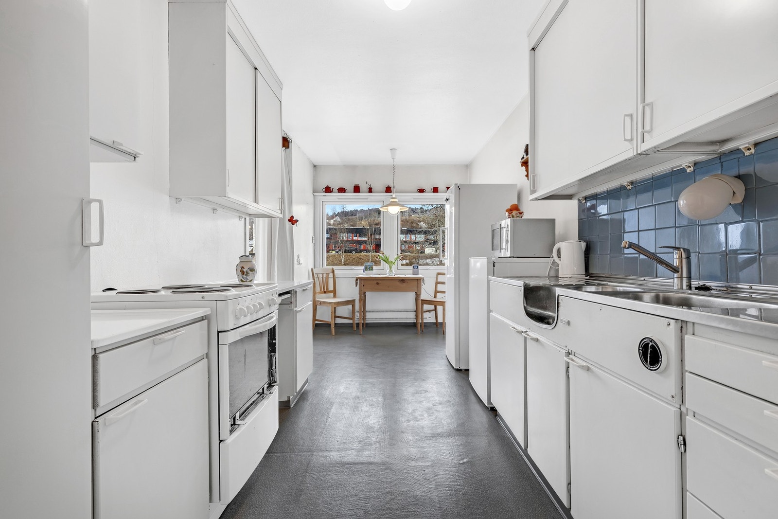 Vinduene slipper inn godt med lys på kjøkkenet. Galleribilde