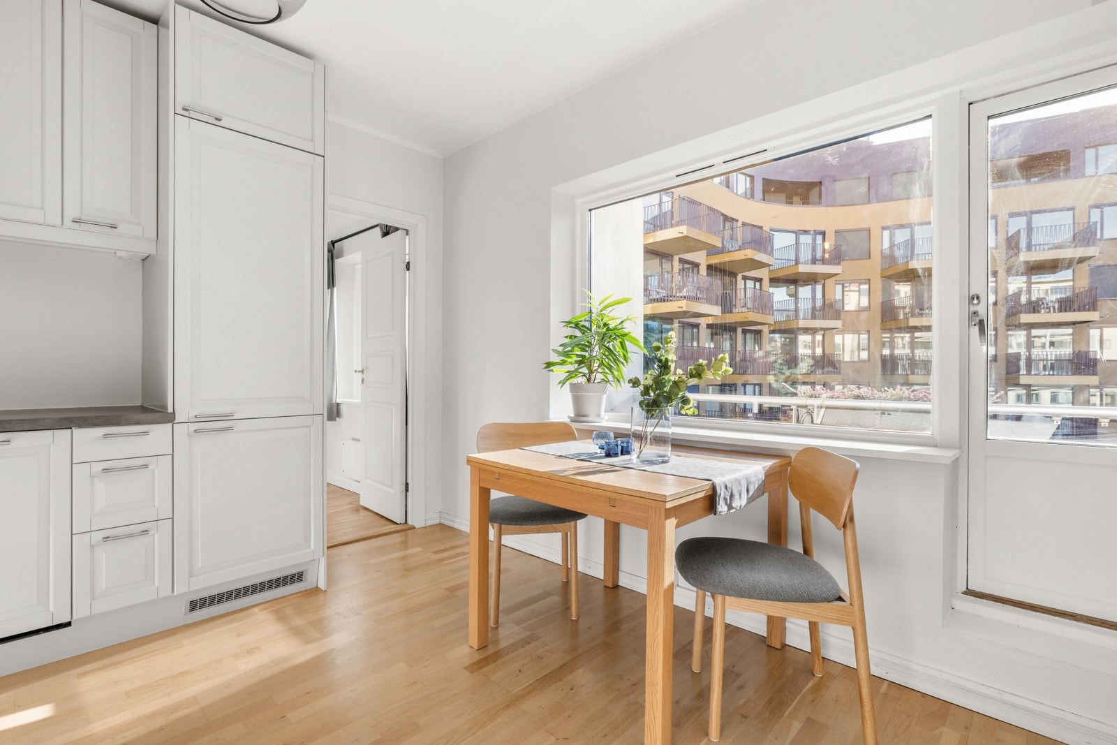 Tilkomst fra stue/kjøkken til leilighetens soverom. Galleribilde