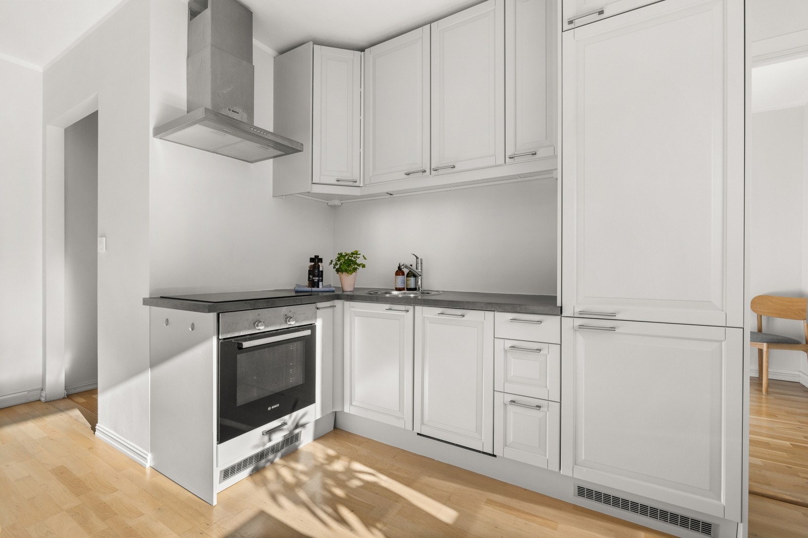 Kjøkkeninnredning fra 2016 med profilerte fronter og benkeplate av laminat med nedfelt oppvaskkum. Galleribilde