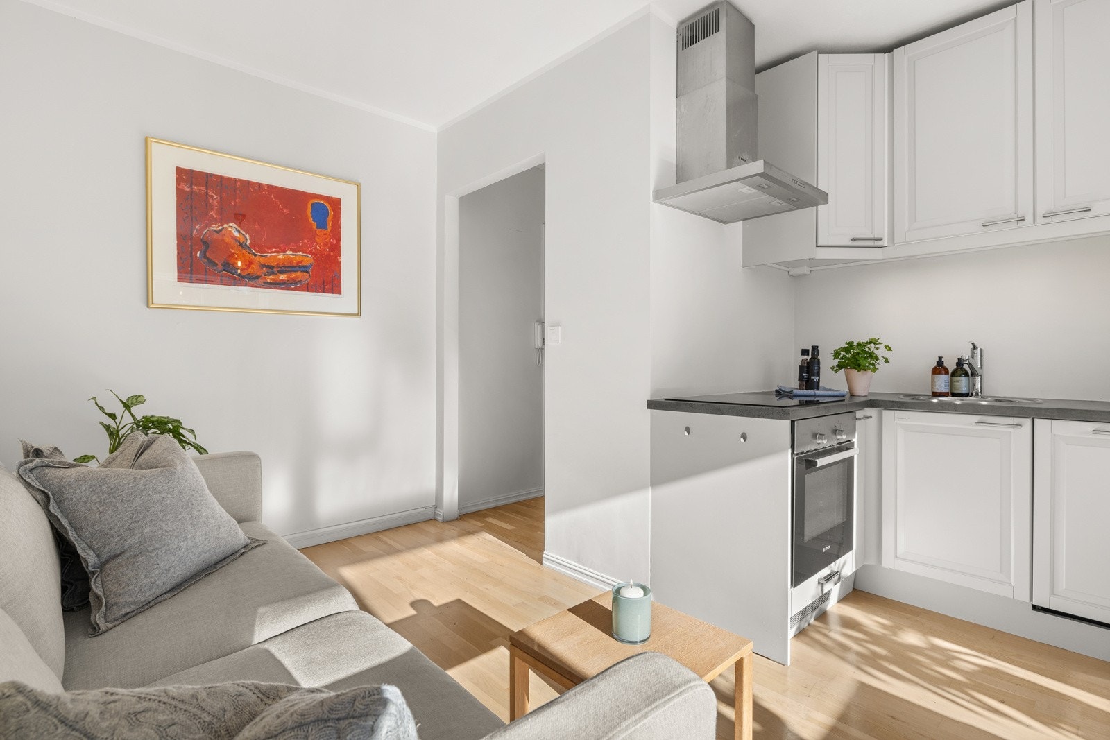 Praktisk planløsning med åpen kjøkkenløsning vendt mot stue. Galleribilde