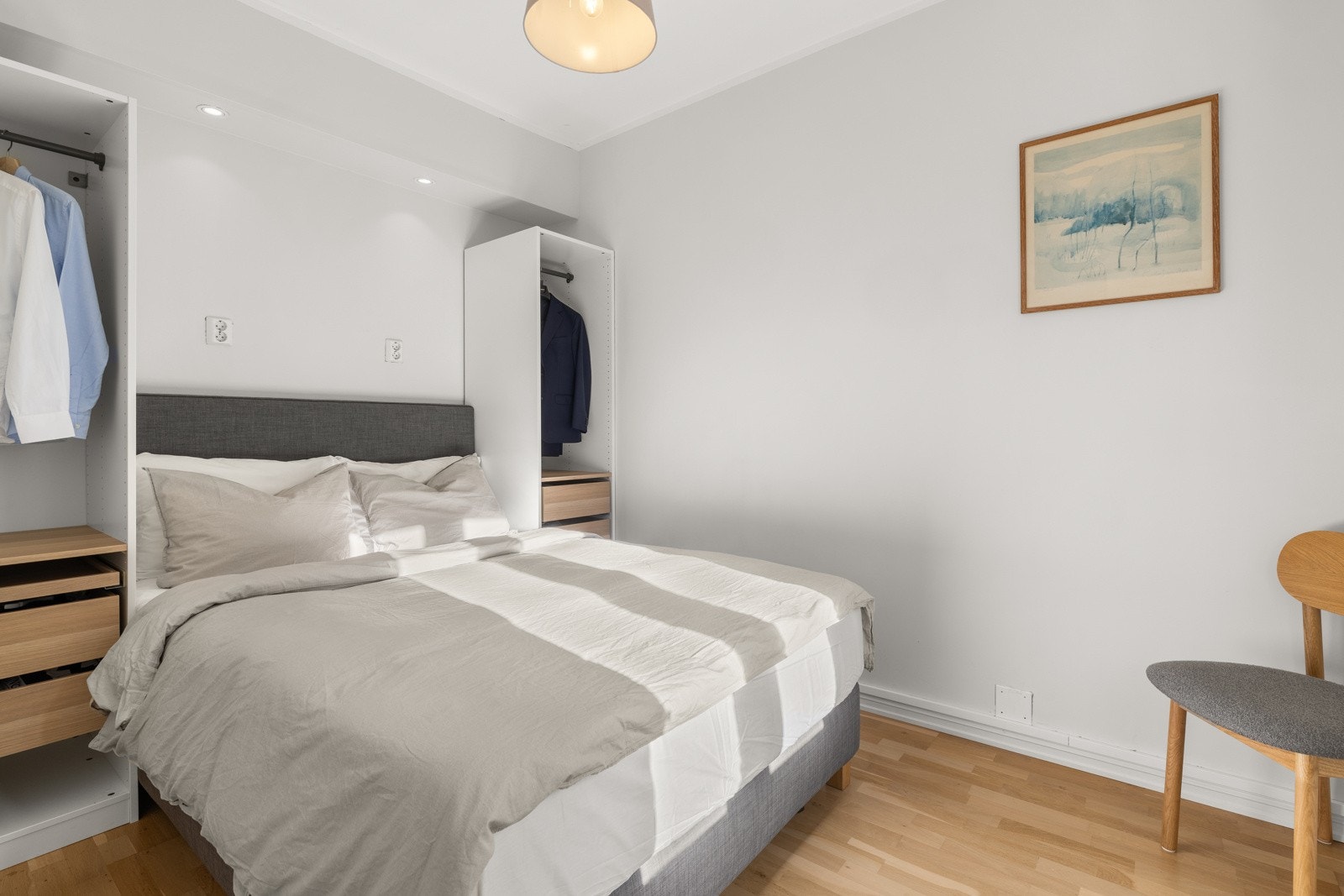 Leilighetens soverom er av god størrelse med plass til dobbeltseng. Galleribilde