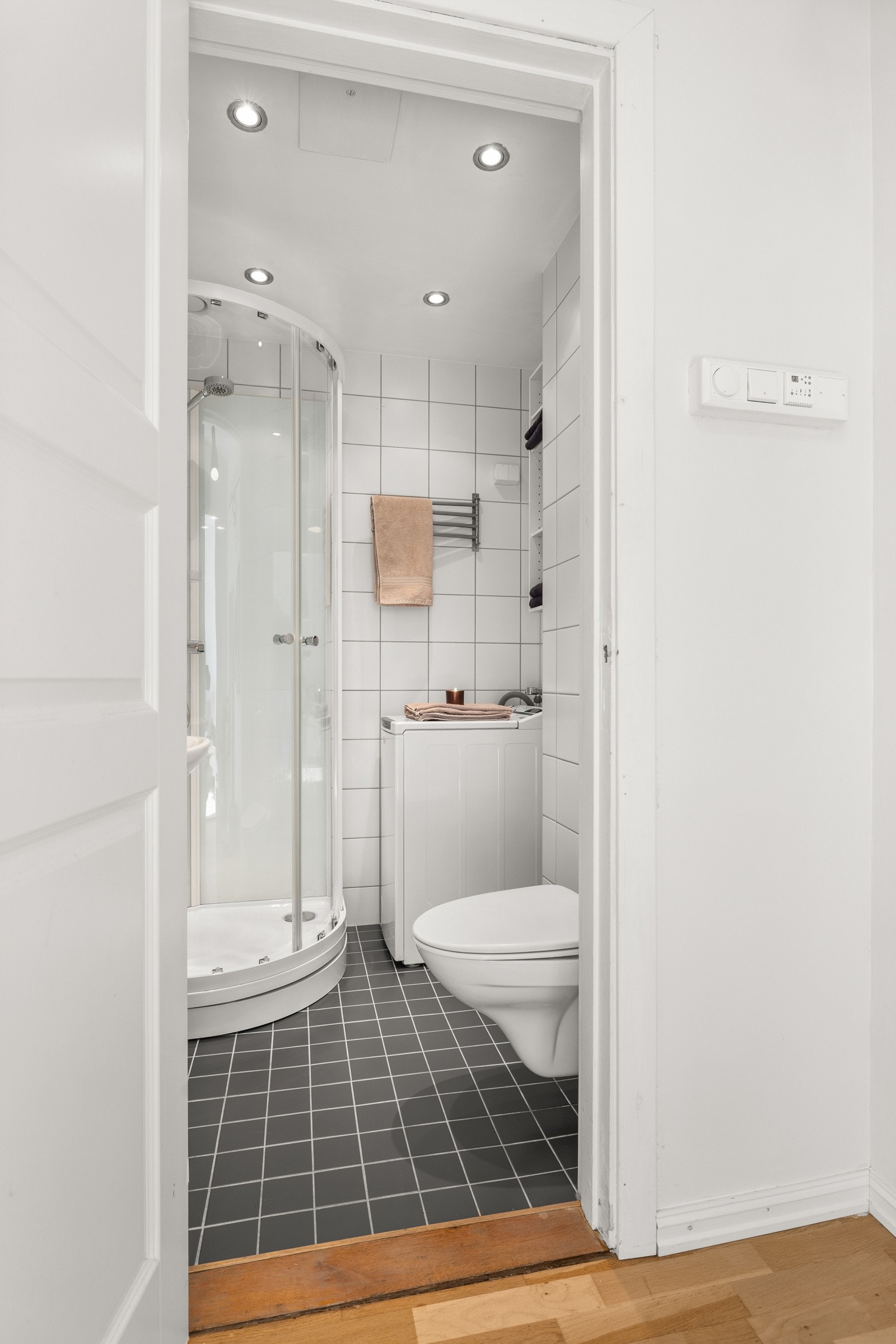 Baderom tatt i regi av sameiet i 2009 med flislagt gulv med varme. Galleribilde