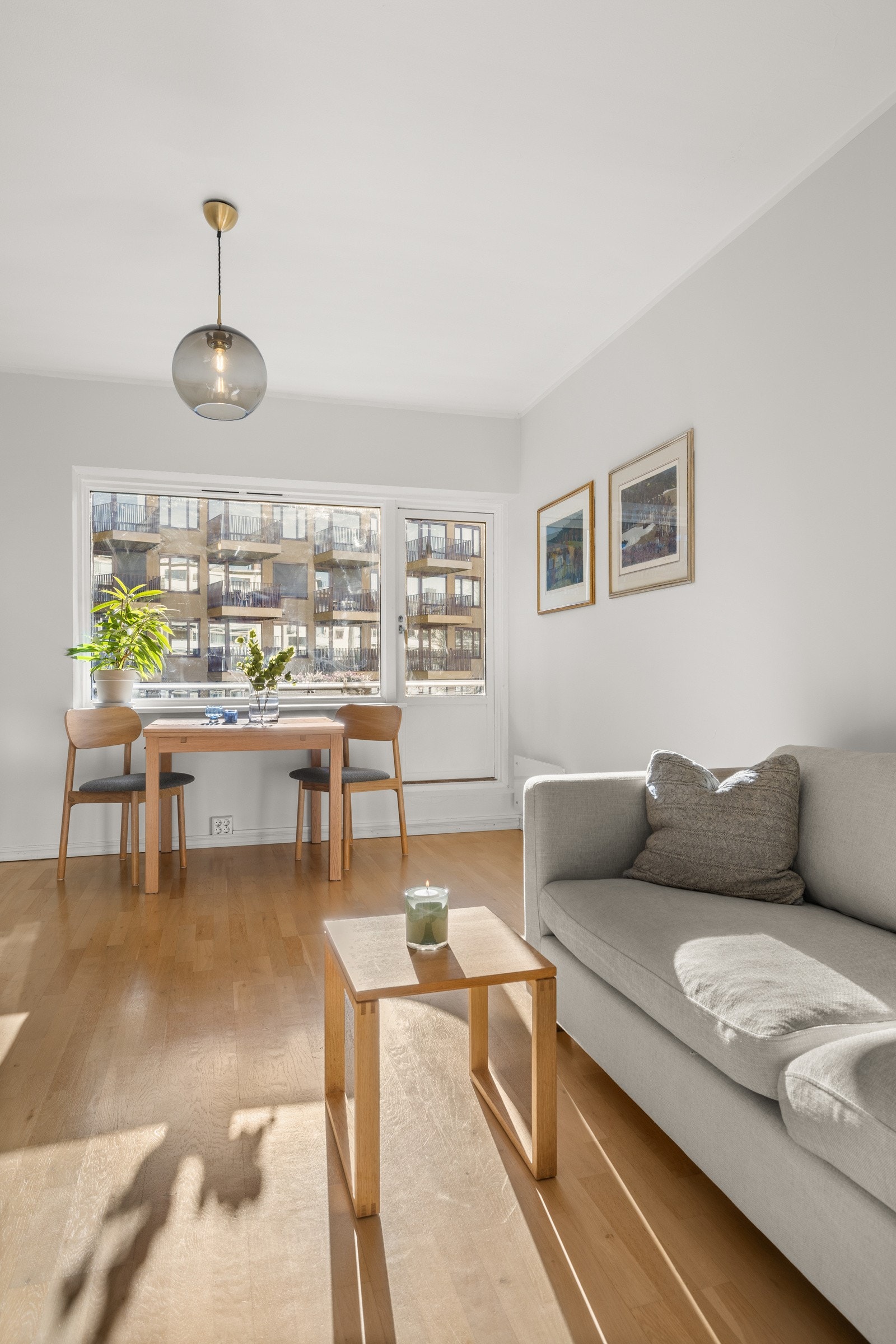 Store vindusflater som slipper inn naturlig lys. Galleribilde