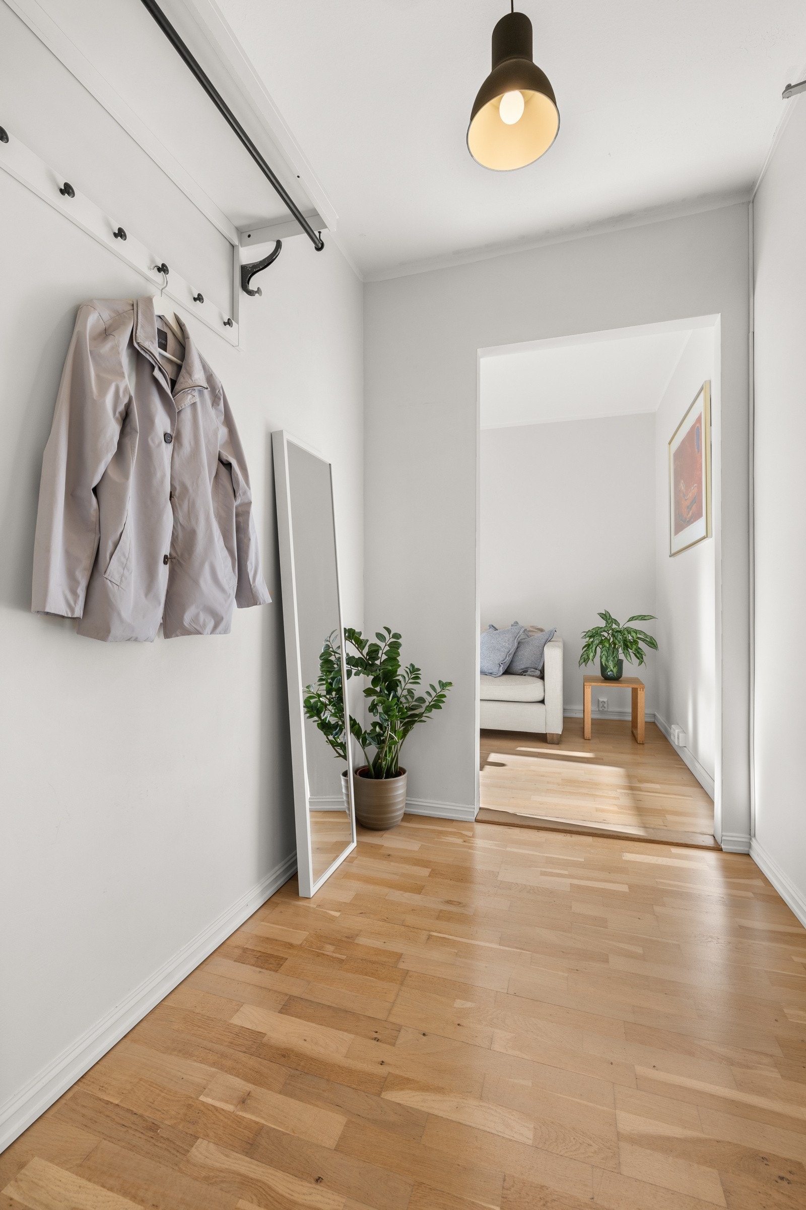 Du blir ønsket velkommen inn i en lys og romslig entré. Galleribilde