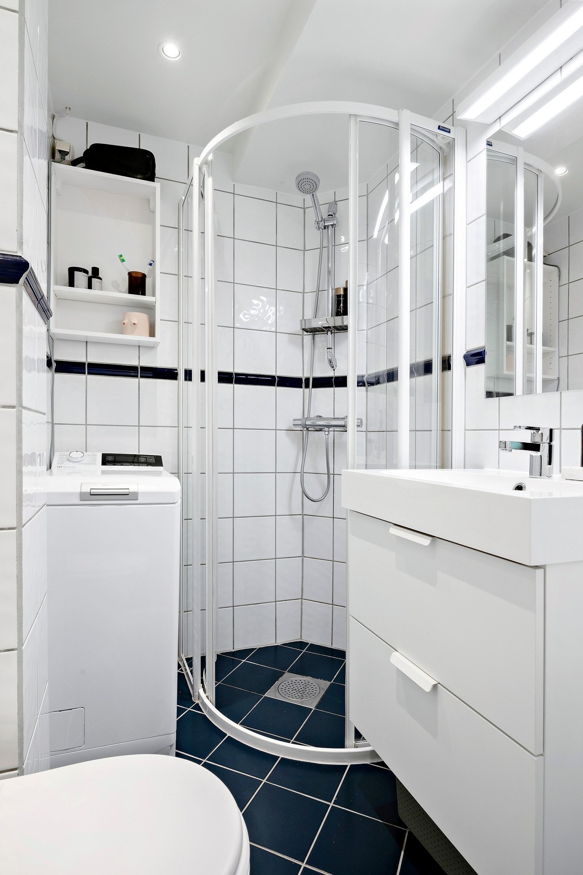 Helfliset baderom med varme i gulv, downlights i himling og opplegg for vaskemaskin Galleribilde