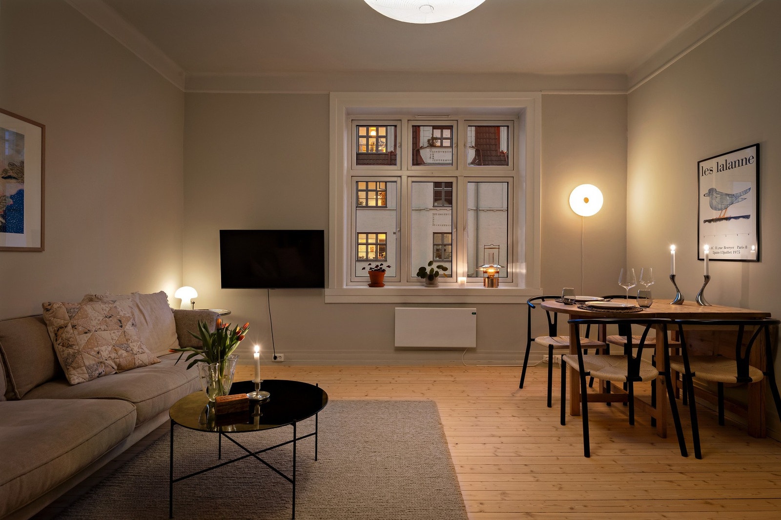 Her kan en enkelt innrede med både sofagruppe og spisegruppe Galleribilde