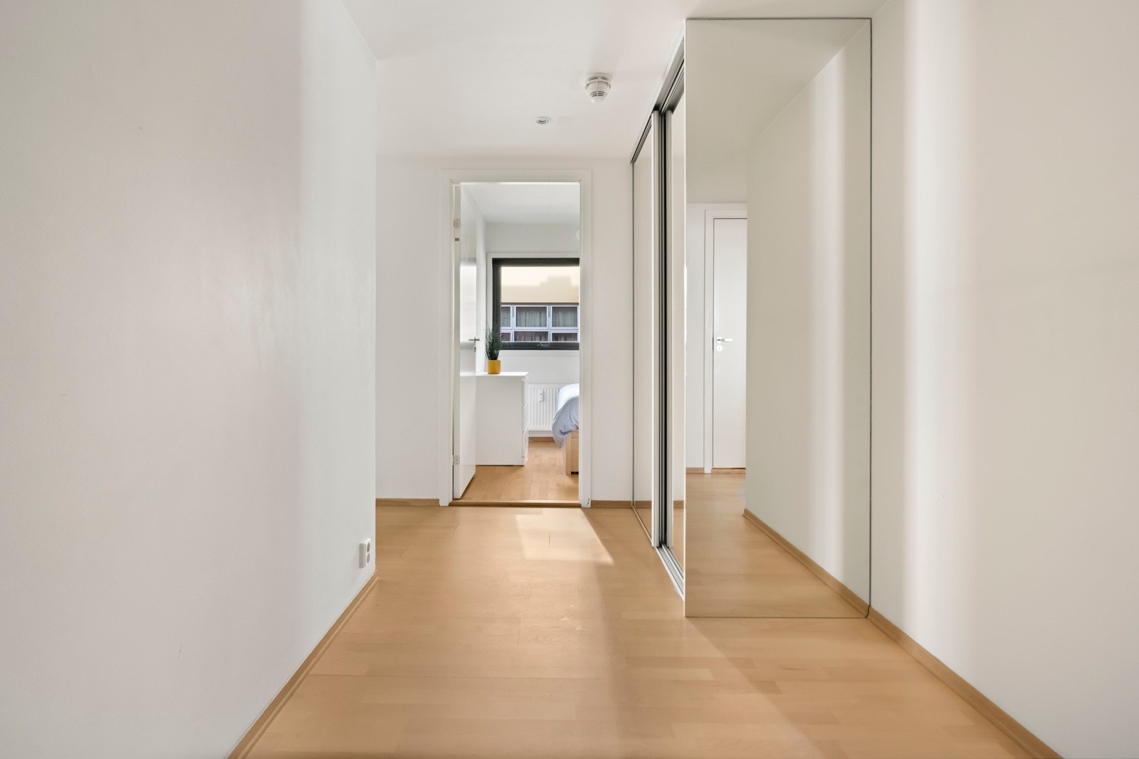 Stor og innbydende entré med garderobeskap. Galleribilde