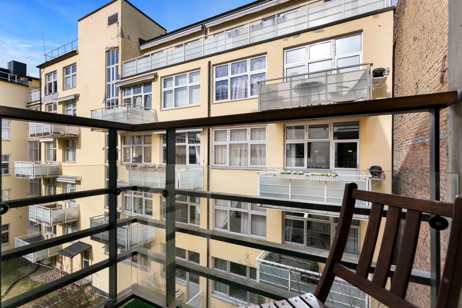 Varmtvann og fyring er inkludert i felleskostnadene. A-konto-beløp for fjernvarme og varmtvann kreves inn gjennom felleskostnadene. Galleribilde