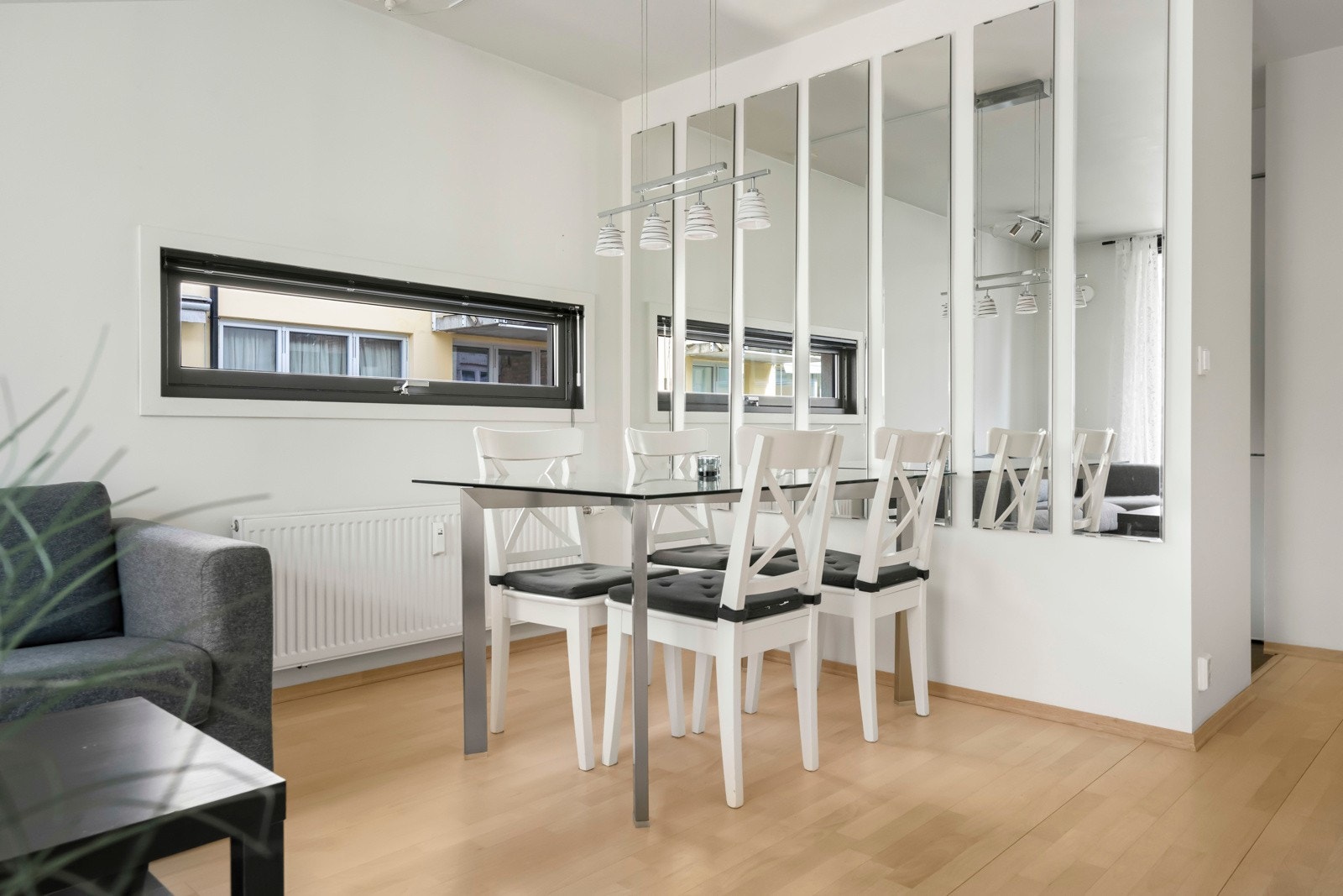 Leiligheten har en god intern beliggenhet i 5. etasje, og flere store vindusflater som sikrer gode lysforhold. Galleribilde