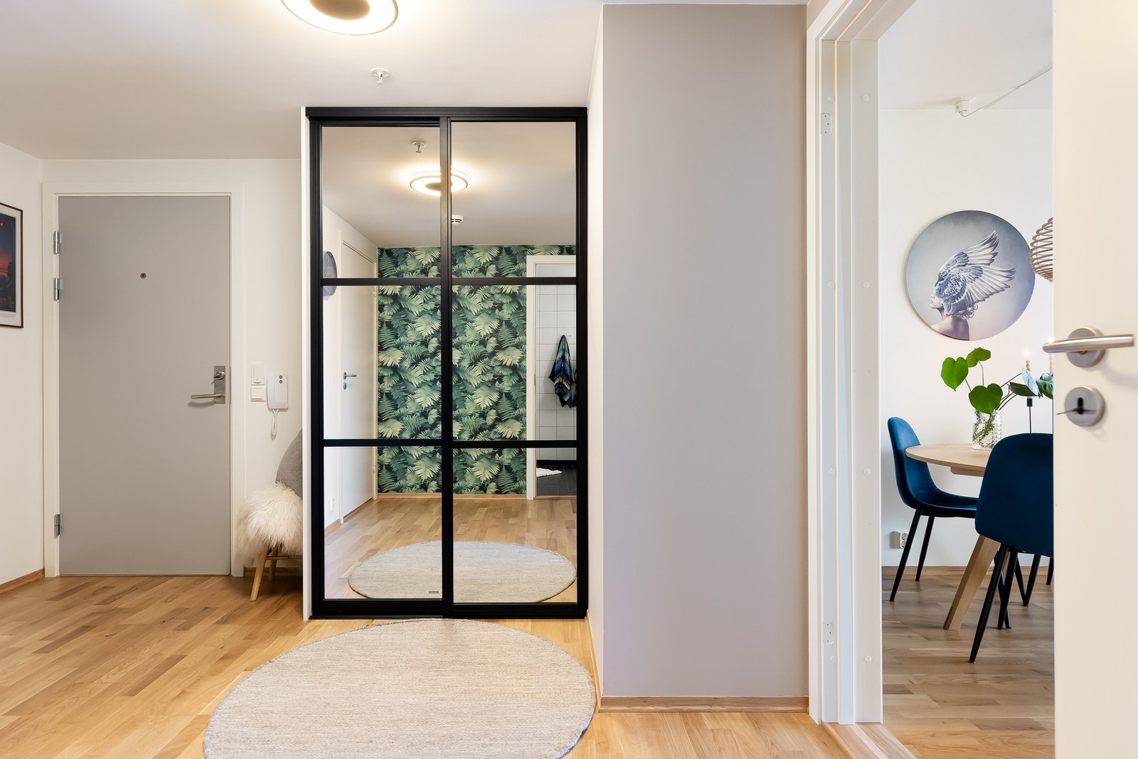 Entréen gir et godt førsteinntrykk og byr på plass til knaggrekker, speil, skostativ og lignende. Galleribilde