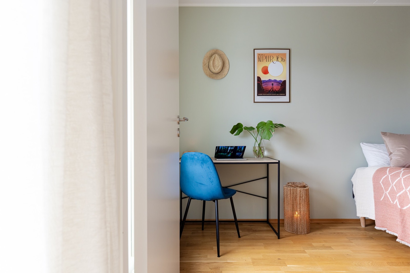 Her er det plass til kontorpult, seng og oppbevaringsløsninger. Galleribilde