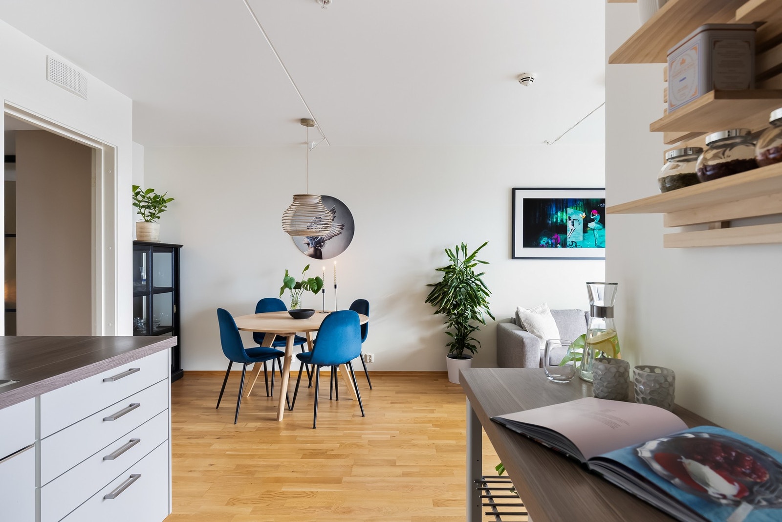 Hvitevarer som oppvaskmaskin (Asko), induksjonstopp (Electrolux), stekeovn (Gram) og kjøleskap (Samsung) medfølger. Galleribilde