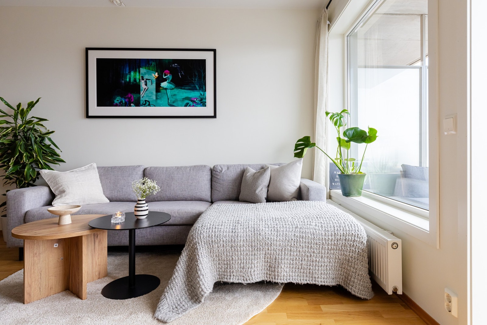 Oppholdsrommet har fin plass til sofagruppe, salongbord og tilhørende mediemøblement. Galleribilde