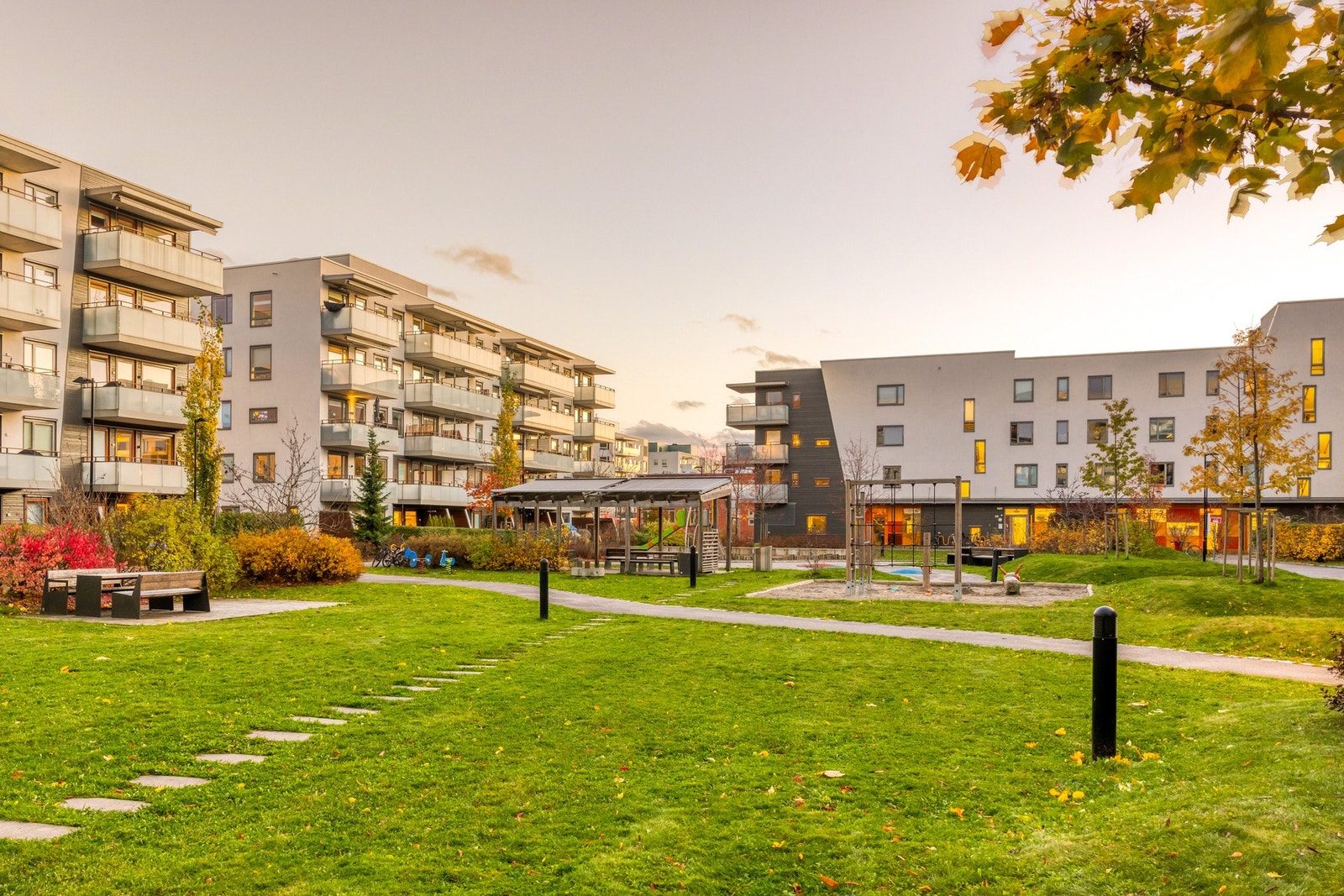 Pent opparbeidet og bilfritt gårdsrom med pergola, sittegrupper, grill, lekeplass mm. Galleribilde