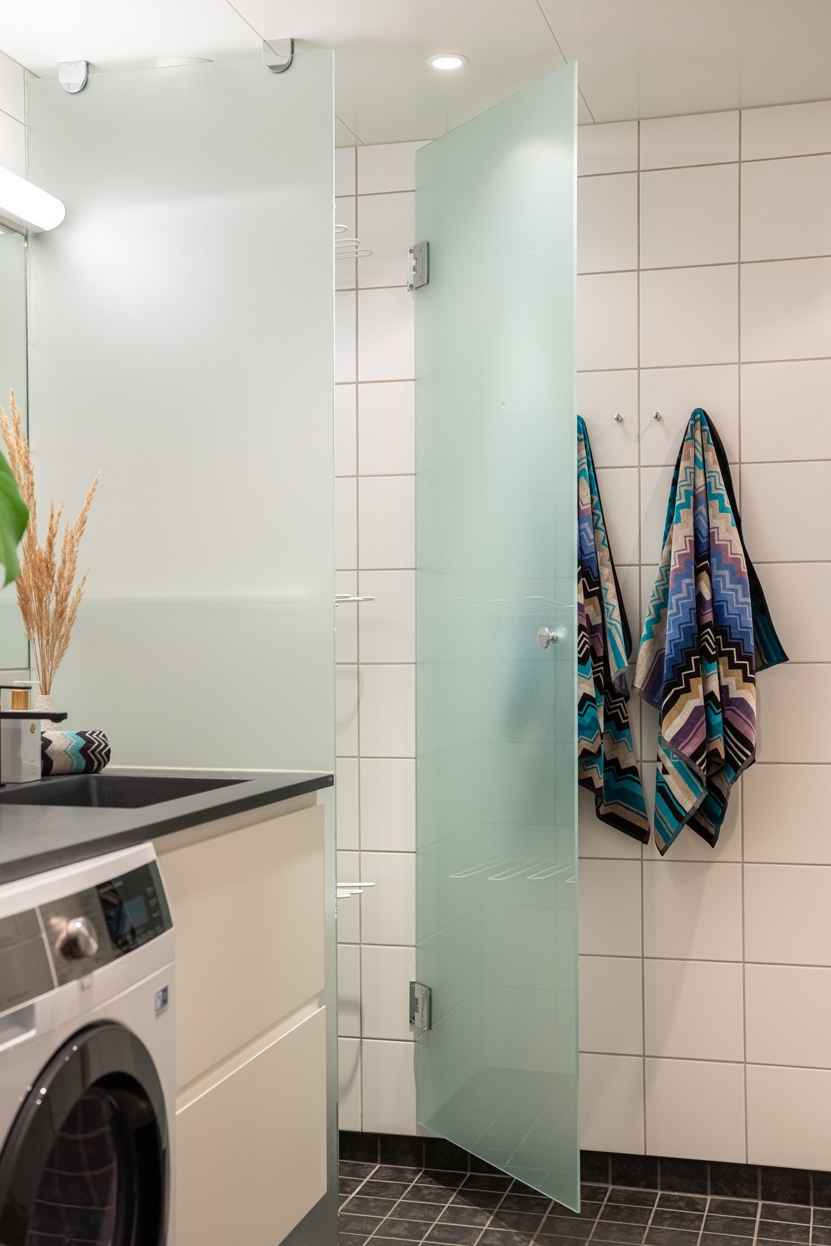 Baderommet har opplegg for vaskemaskin og en praktisk tørkenisje. Galleribilde