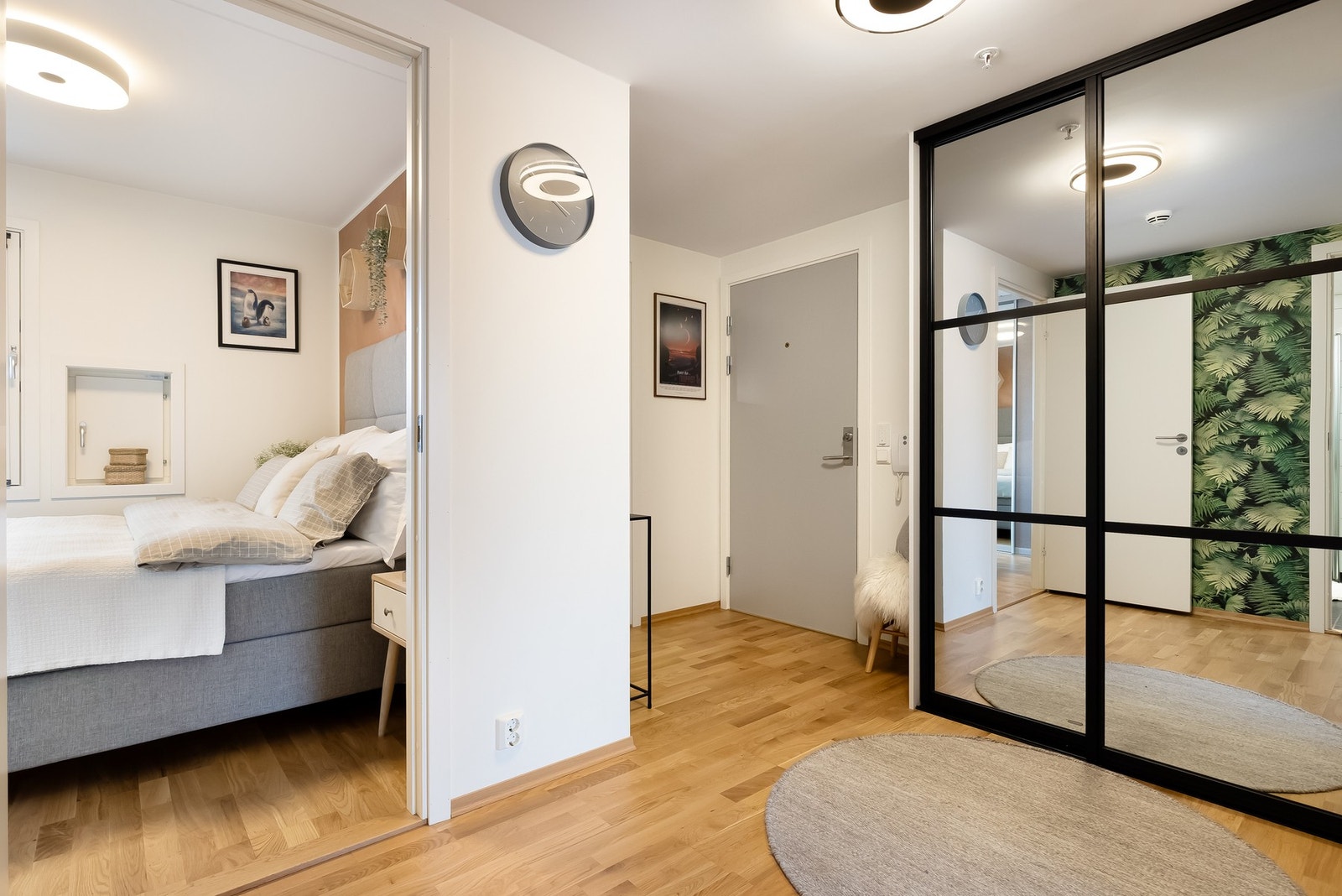 Skyvedørsgarderoben i entréen blir stående. Av ekstern lagring følger det en kjellerbod på 7 kvm. Galleribilde