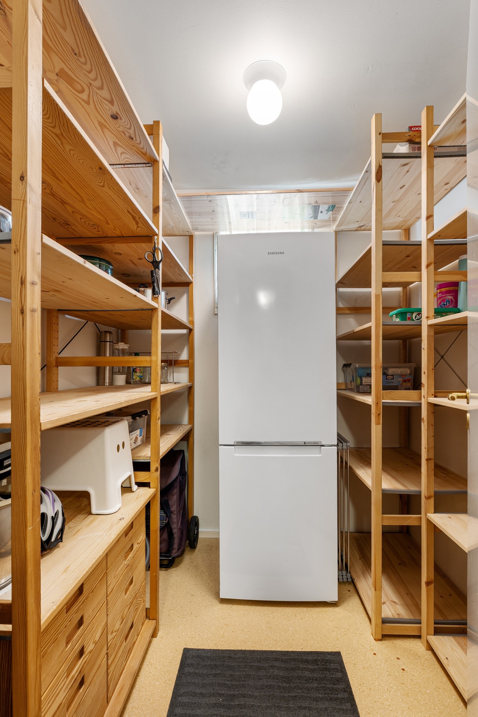 Bod i leiligheten har god plass til både hyller og ekstra kjøle-/fryseskap. Galleribilde