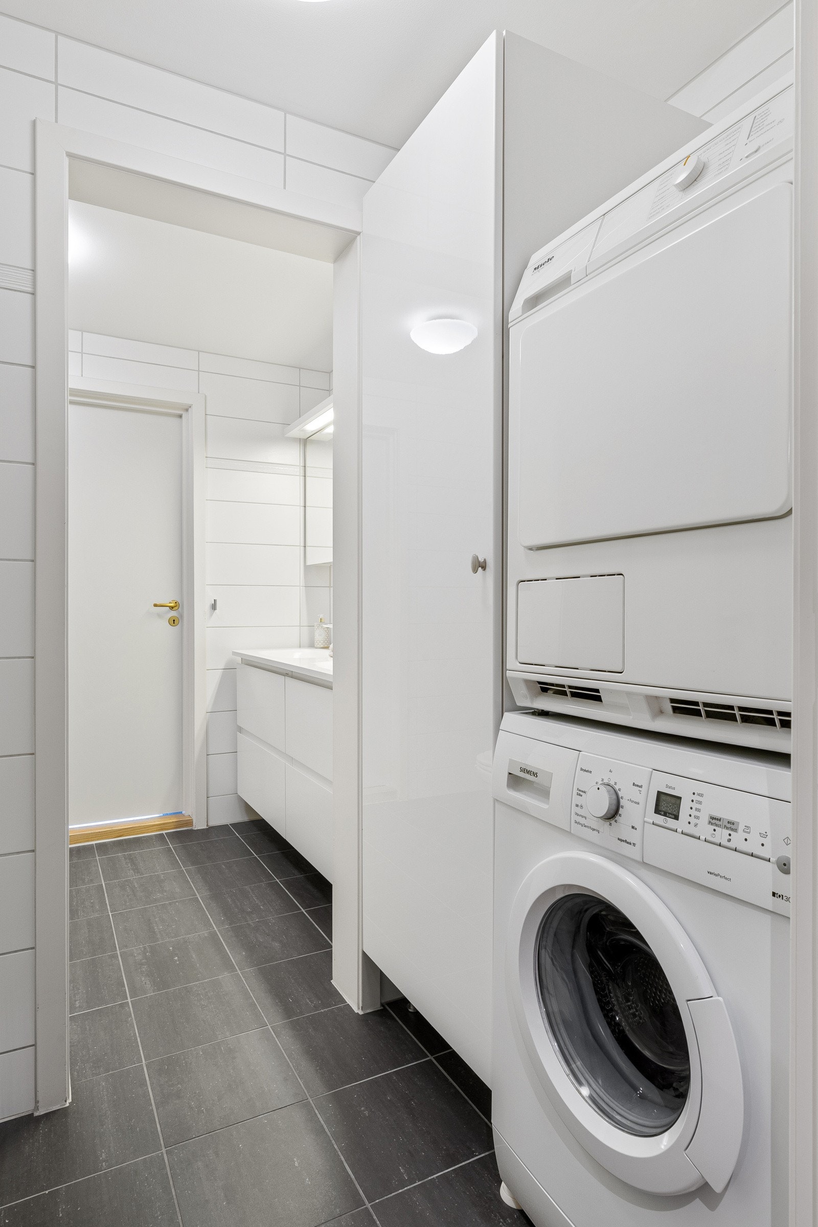 På badet er det opplegg for vaskemaskin og tørketrommel. Galleribilde