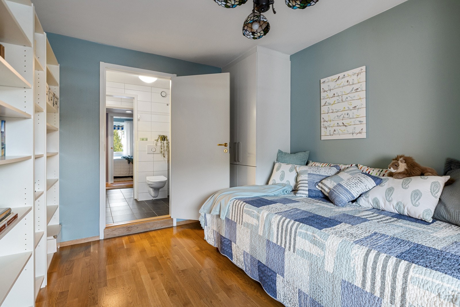 Begge rommene har gode lysforhold og praktiske møbleringsmuligheter. Galleribilde