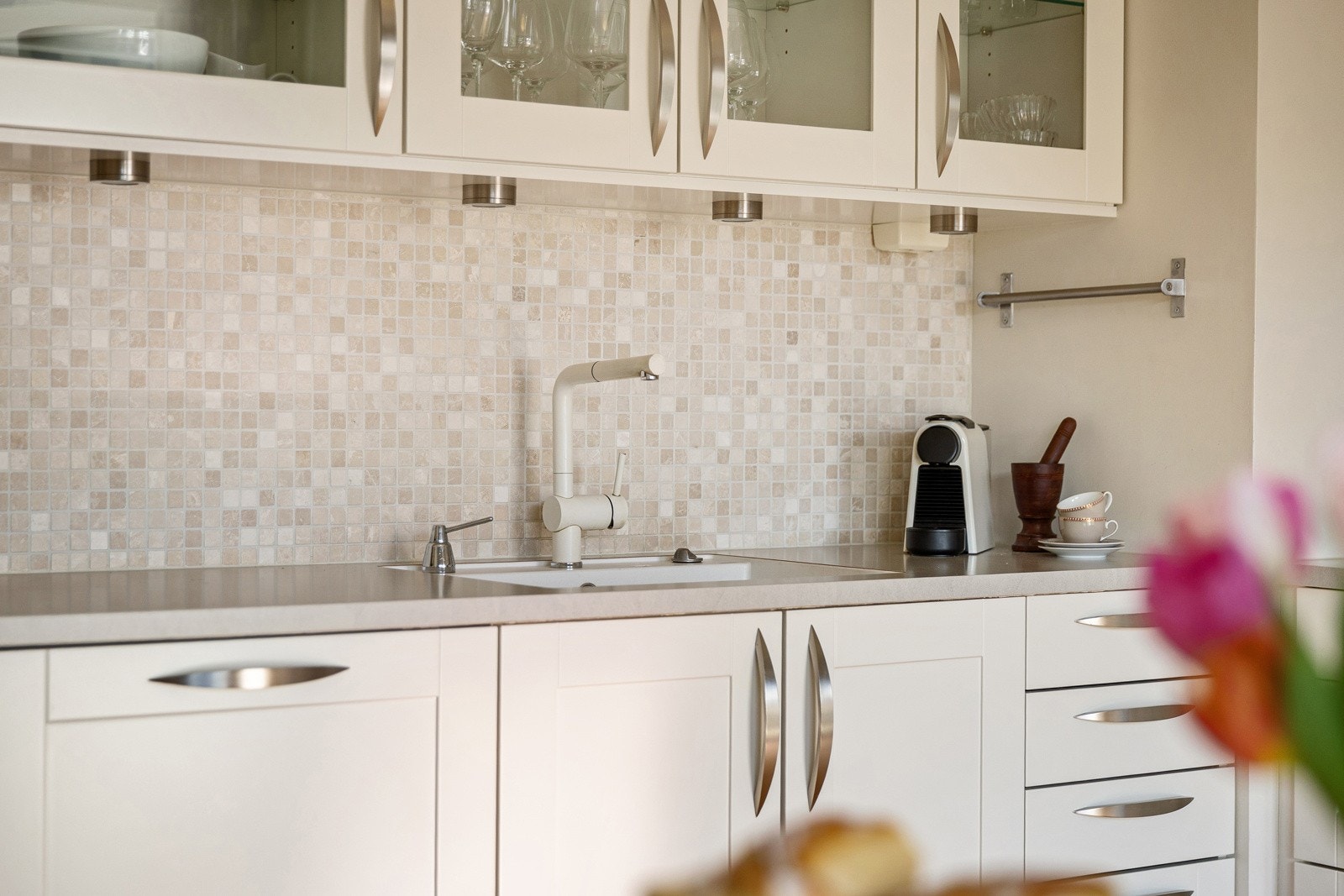 Over benkeplaten er det marmormosaikkfliser, og lys under overskapene gir god belysning. Galleribilde