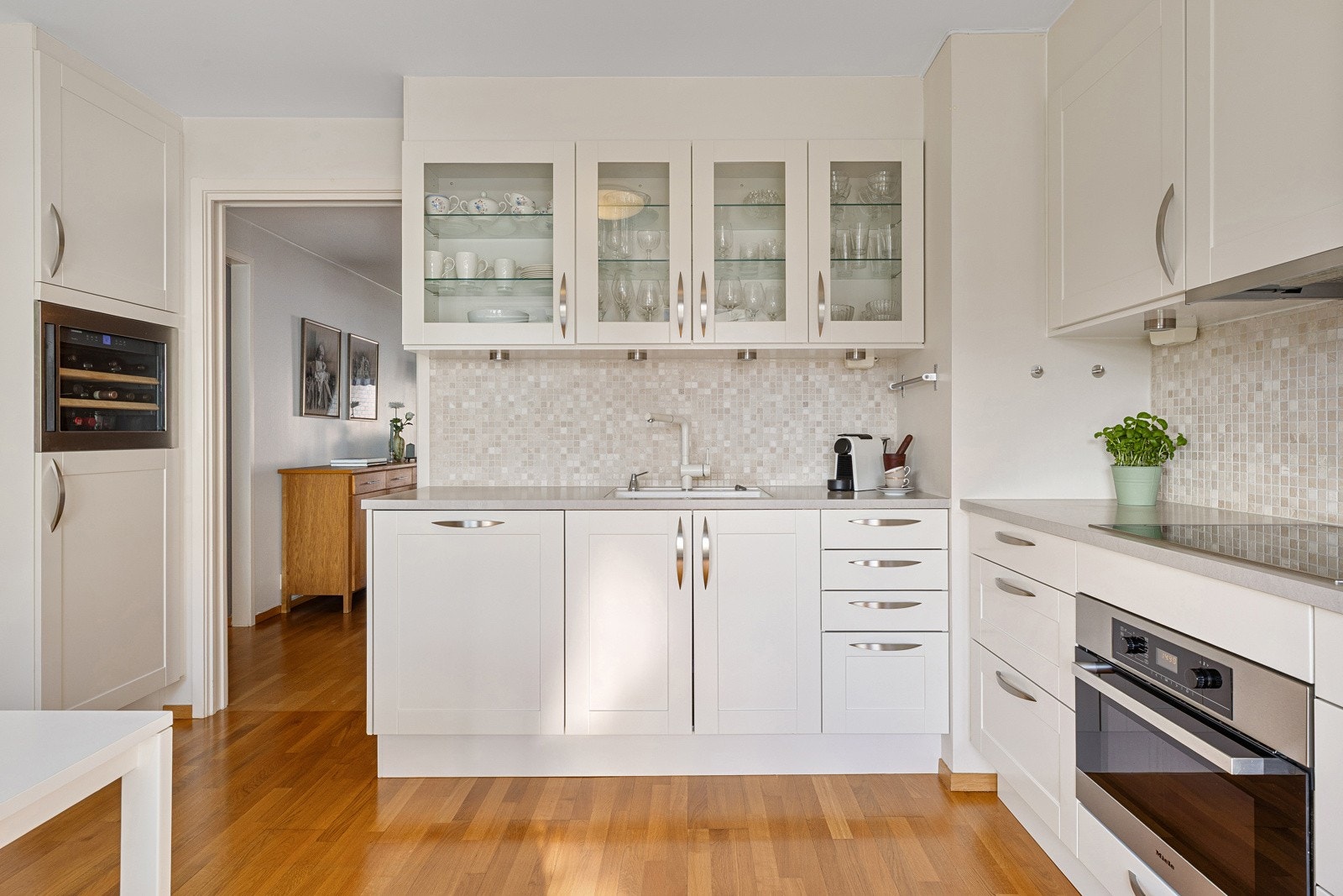 Kjøkkenet har integrerte hvitevarer, inkludert kombiovn, induksjonstopp, oppvaskmaskin, kjøl- og fryseskap samt vinskap. Galleribilde