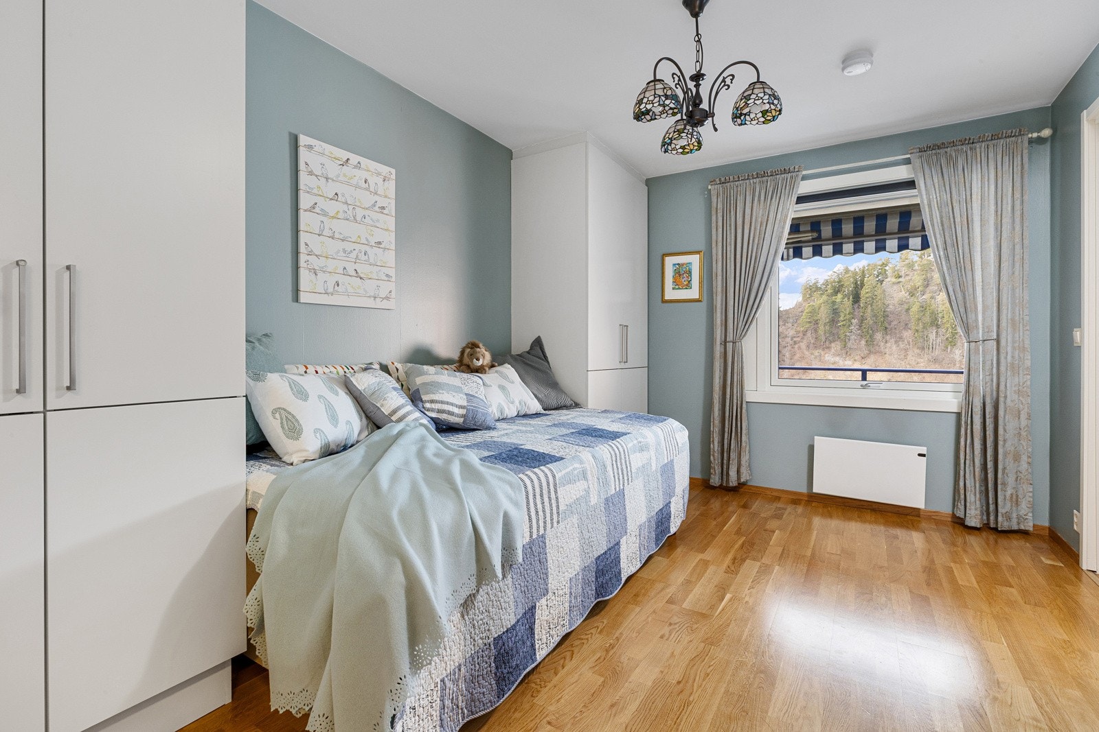 Leilighetens andre soverom har godt med garderobeplass, rommet egner seg godt som barnerom, gjesterom eller kontor, alt avhengig av behov Galleribilde