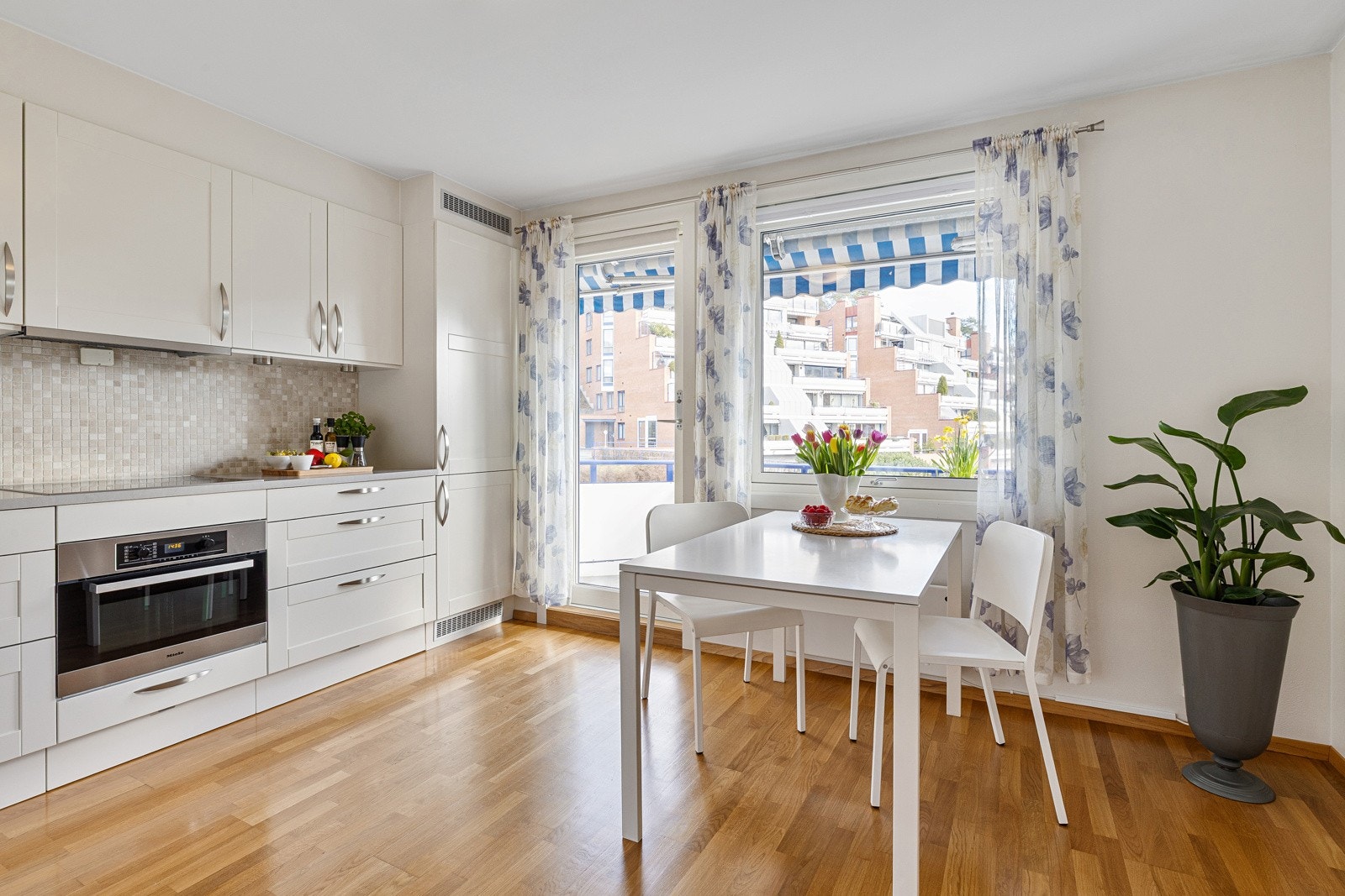 Kjøkkenet er moderne og praktisk, med en innredning fra HTH fra 2011. Galleribilde