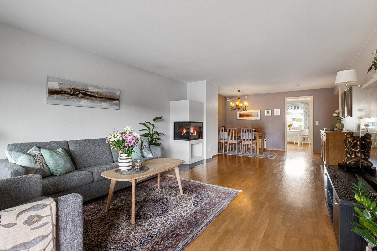 Stuen har også god plass til et spisebord, praktisk plassert i tilknytning til kjøkkenet. Galleribilde