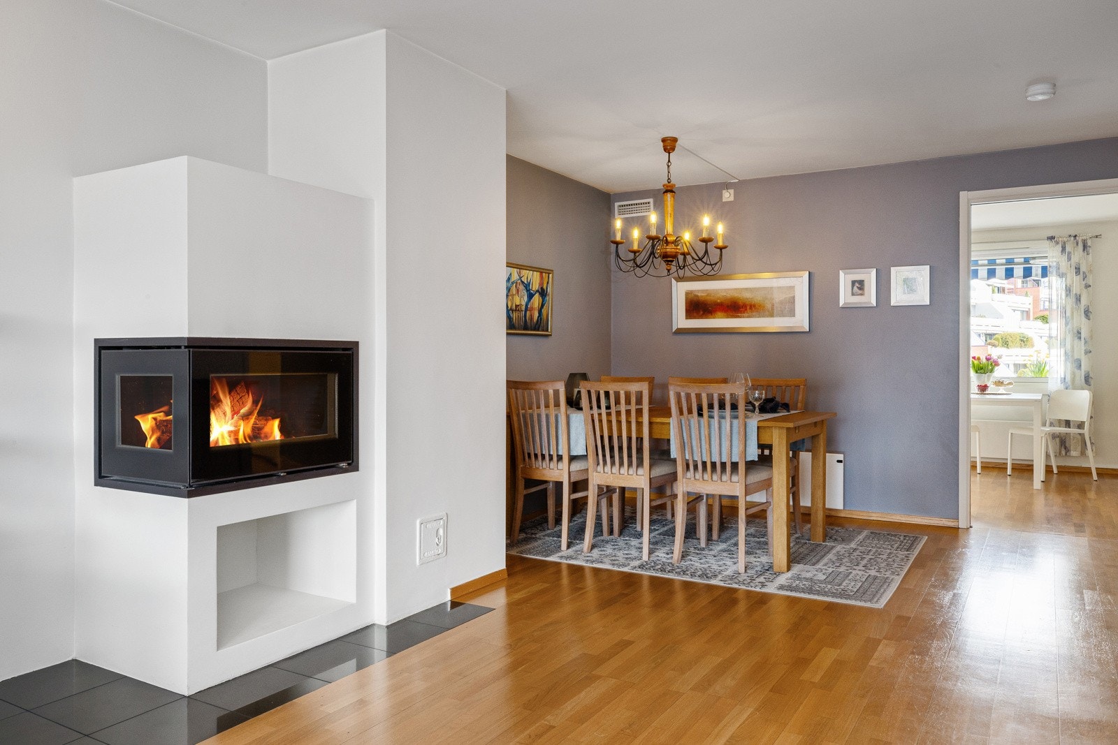 Under peisen finnes en praktisk nisje for oppbevaring av ved. Galleribilde