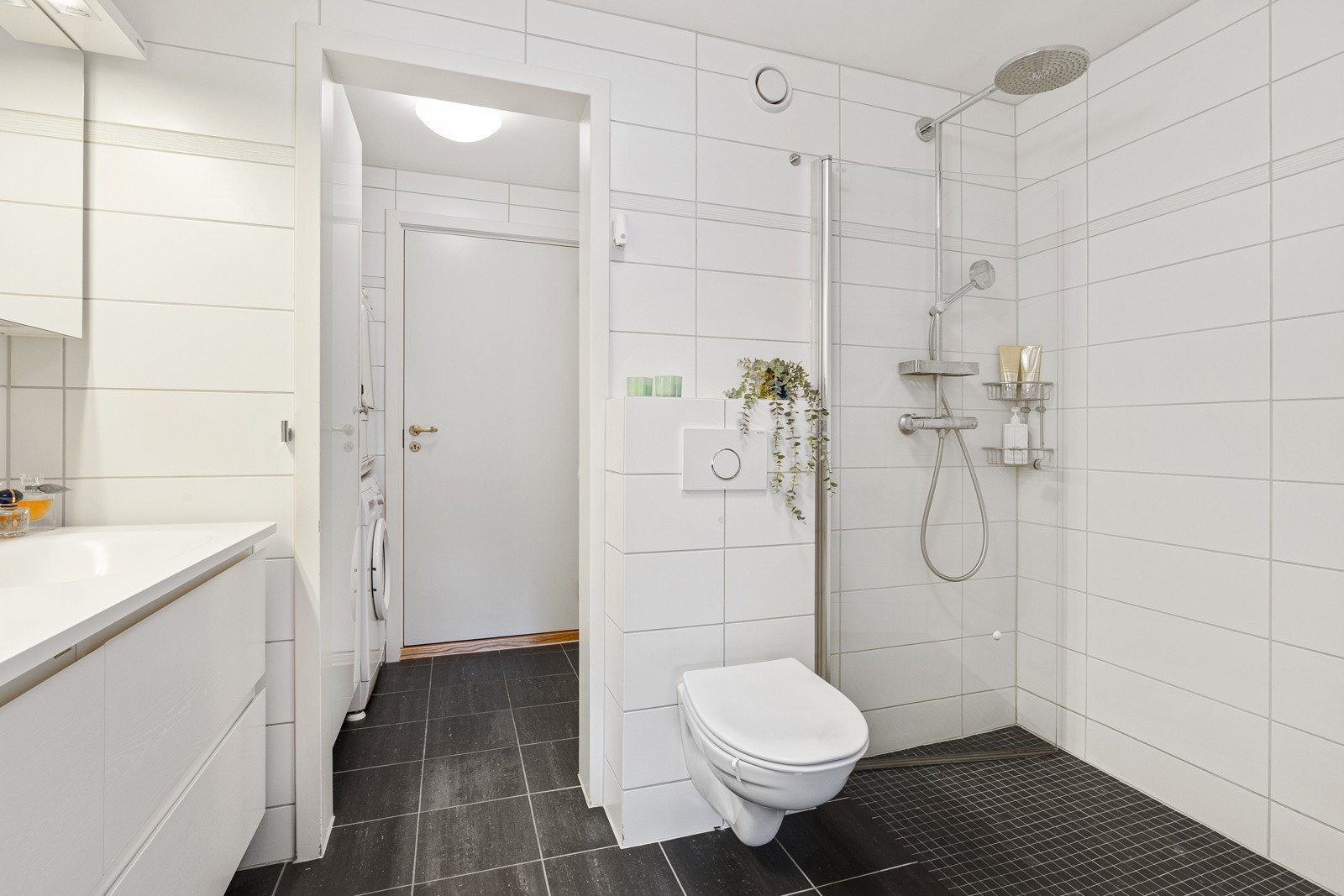 Badet er moderne og funksjonelt, med flislagte vegger og gulv. Galleribilde