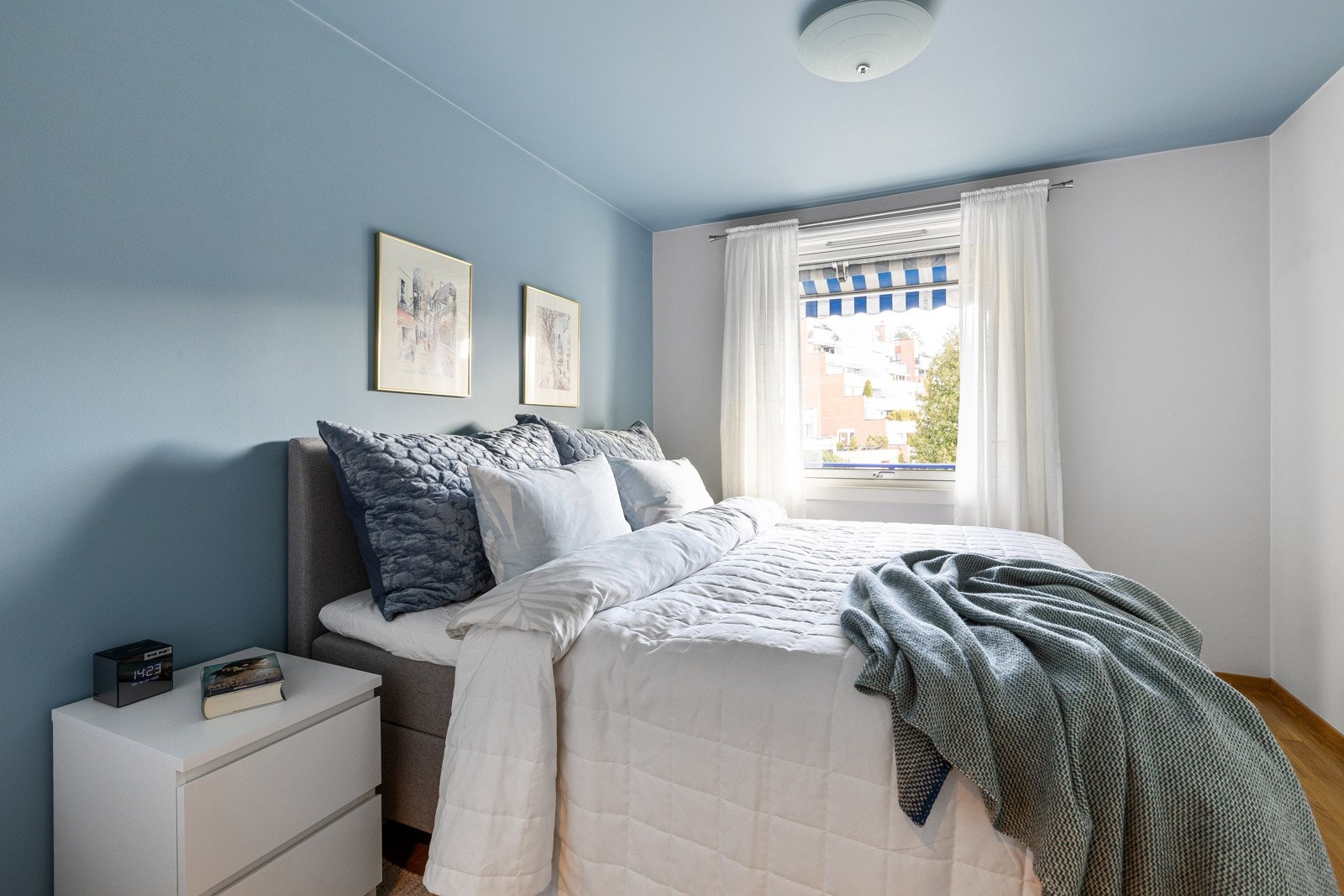 Hovedsoverommet er romslig med plass til dobbeltseng og nattbord. Galleribilde