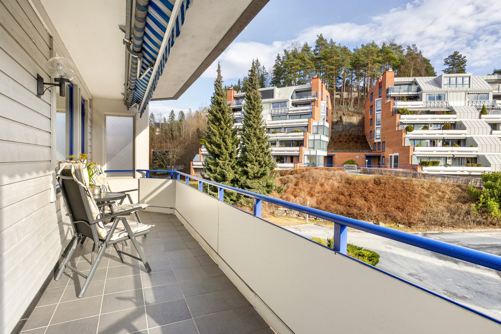 Fra kjøkkenet er det utgang til en sørvendt balkong på 10 kvm. Galleribilde