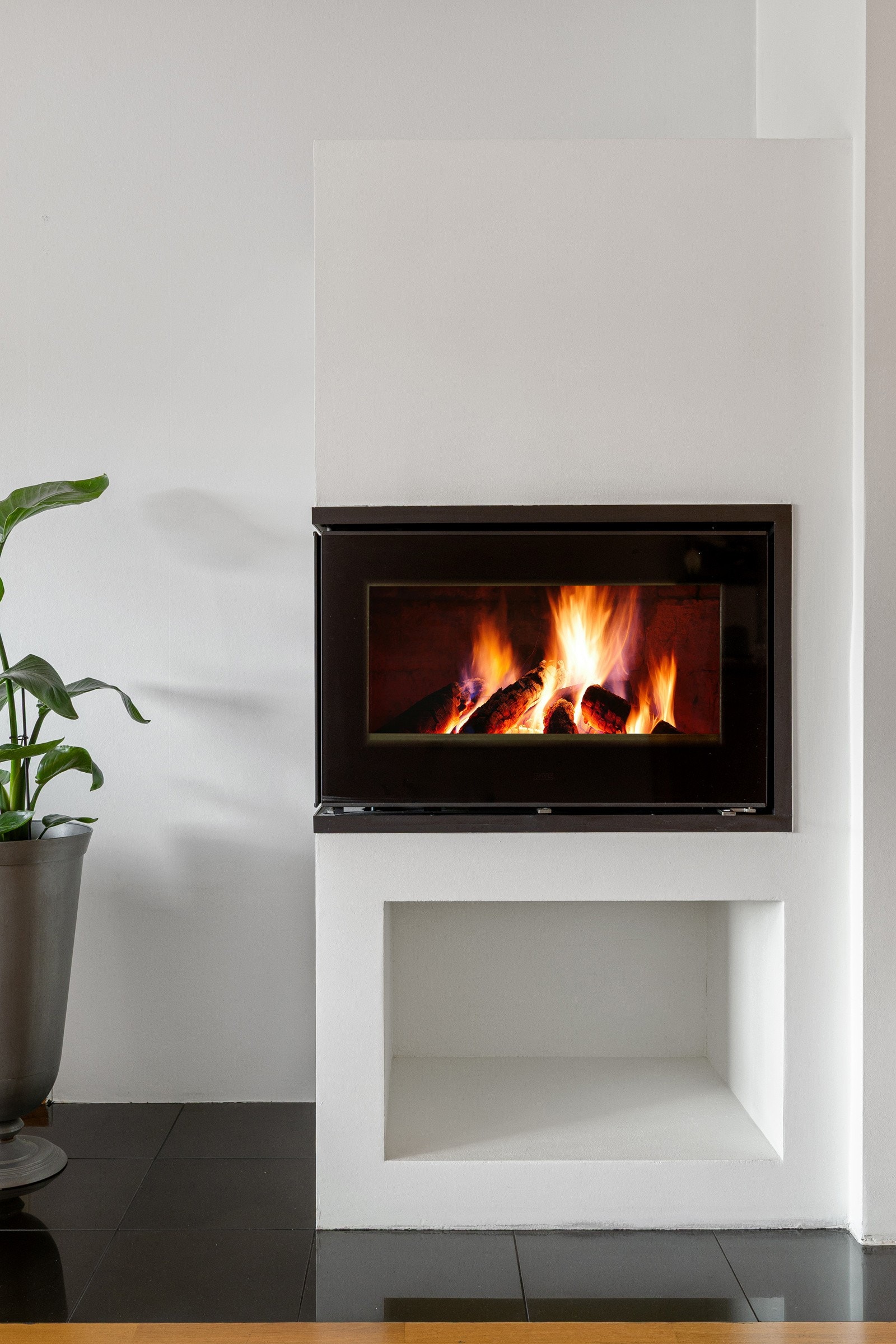 Stuen er innredet med en moderne peis som har glass på begge sider. Galleribilde