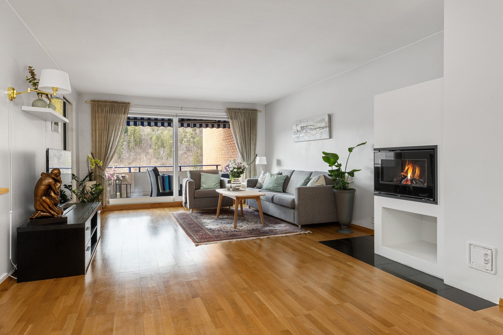 Stuen er lys og innbydende, med store vindusflater som slipper inn godt med naturlig lys. Galleribilde