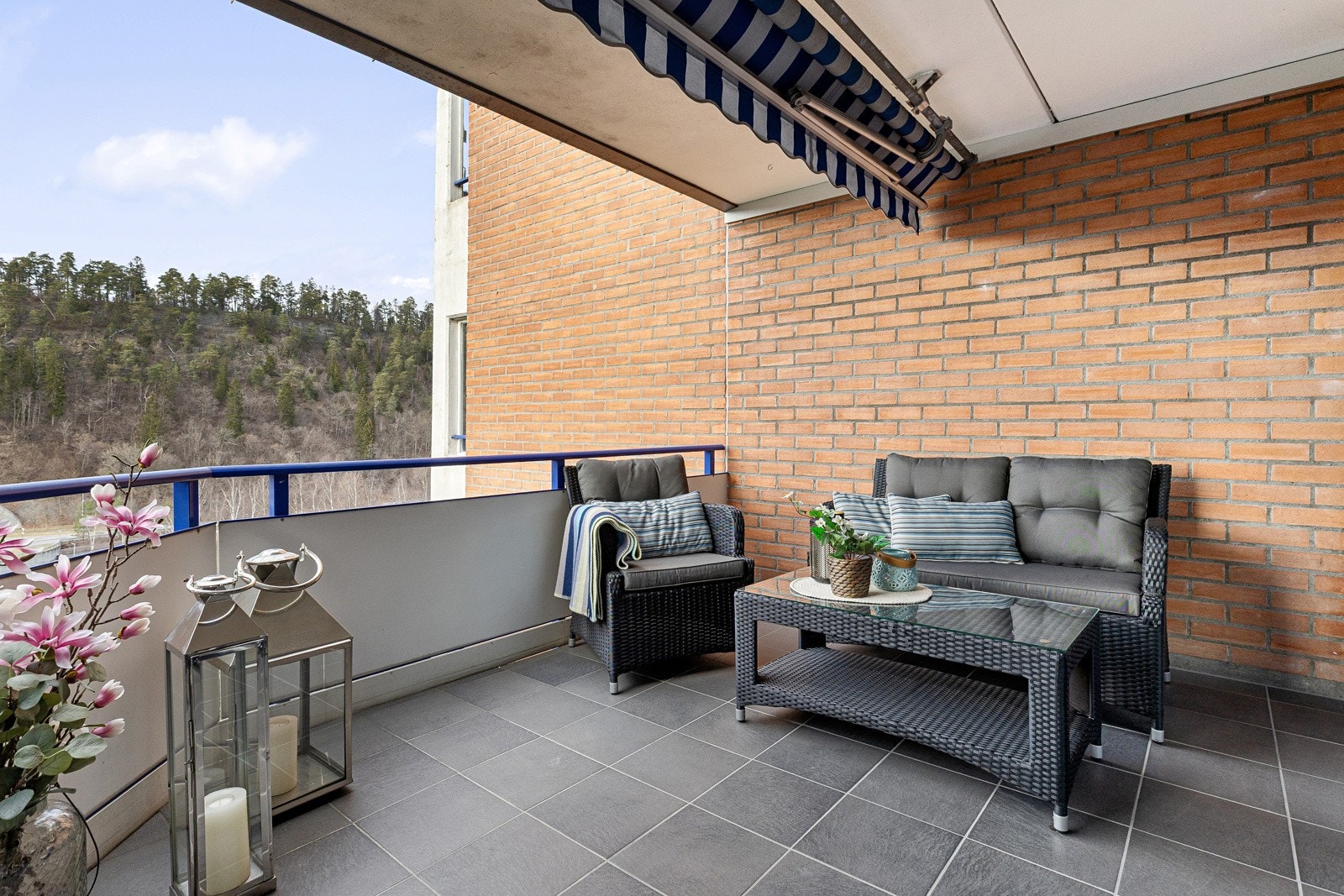 Balkongen er romslig og har gode møbleringsmuligheter til en sittegruppe. Her kan du nyte ettermiddags- og kveldssolen Galleribilde