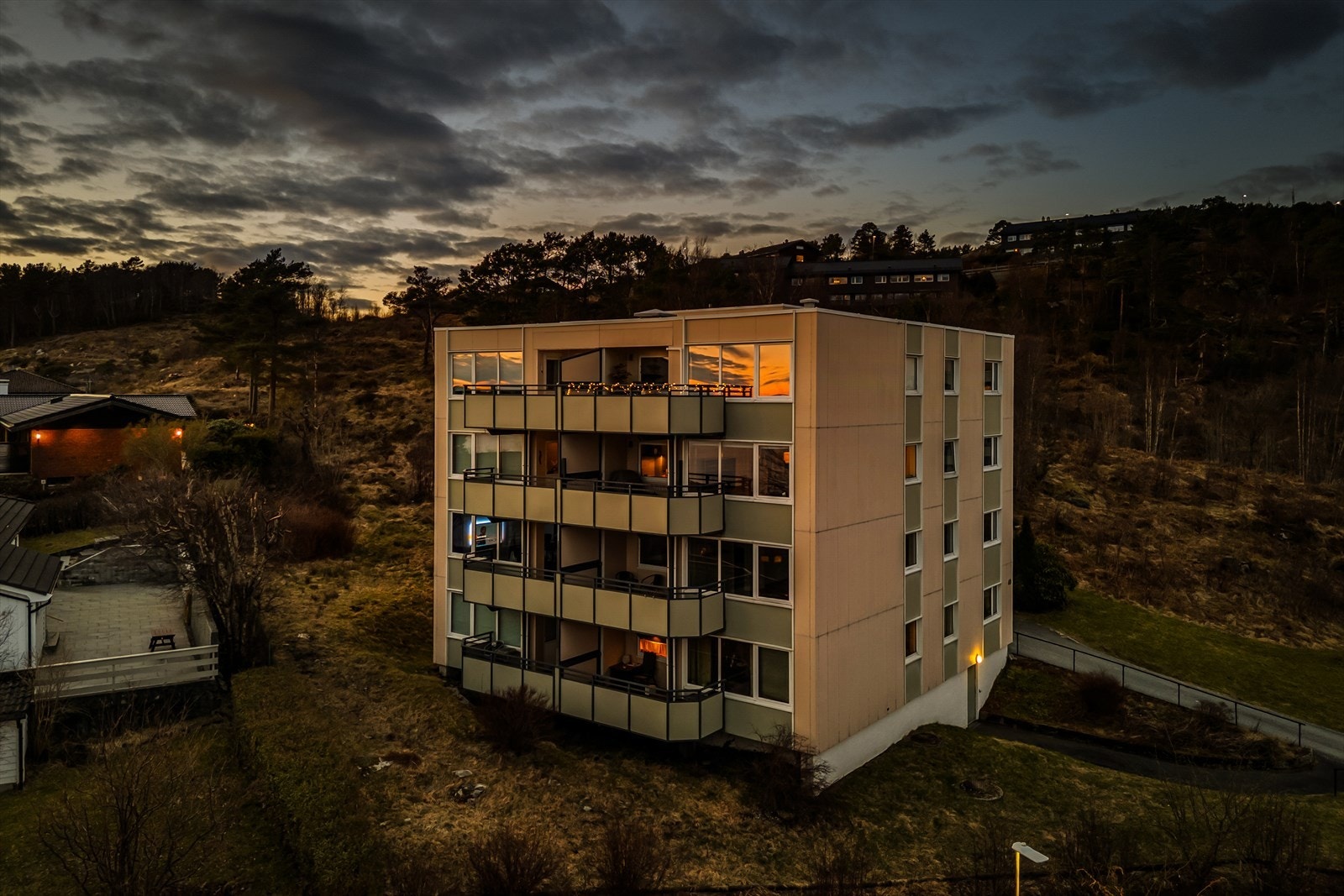 Bebyggelsen omkranser eiendommen så den er bilfri og trygg, og godt egnet for en liten familie med barn Galleribilde