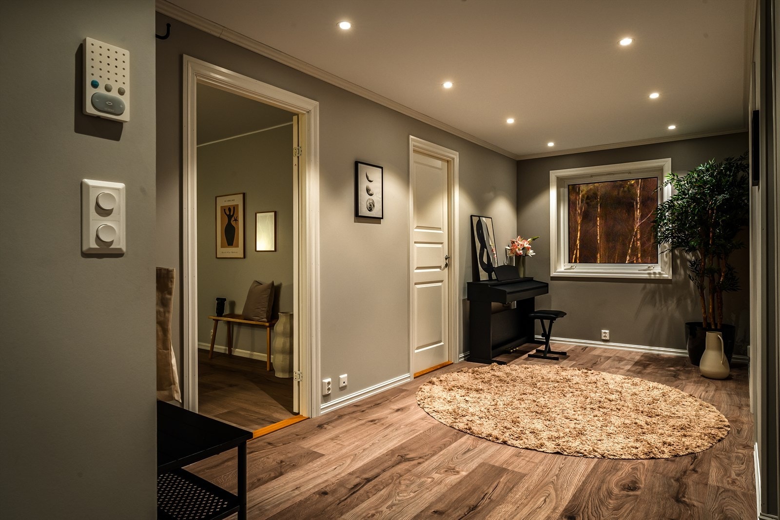Gangen har fint med lysinnslipp og downlights i himling Galleribilde