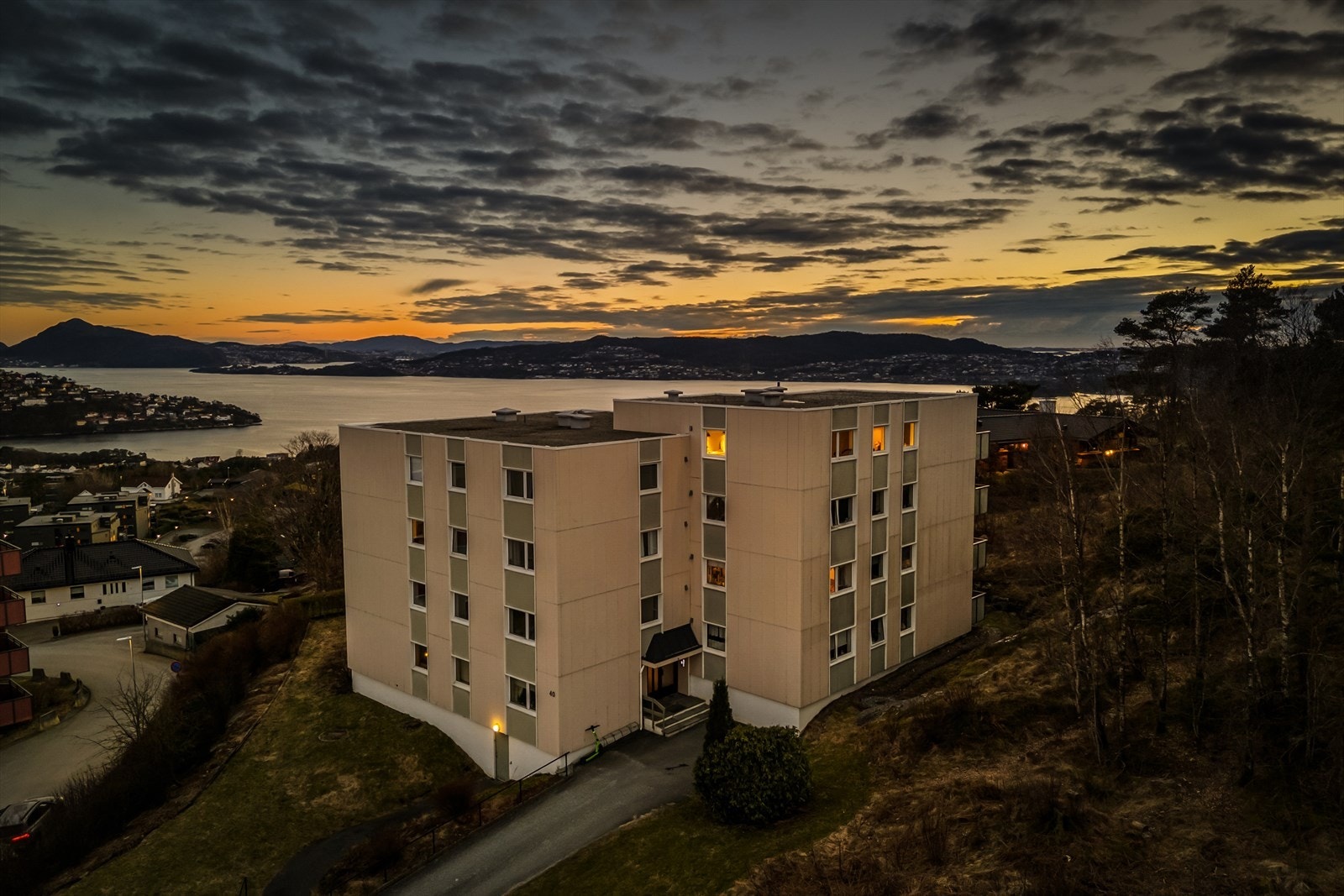 Leiligheten ligger i byggets toppetasje i det vestligste av punkthusene i borettslaget, med en nydelig utsikt over store deler av Åsane og mot Byfjorden i det fjerne Galleribilde