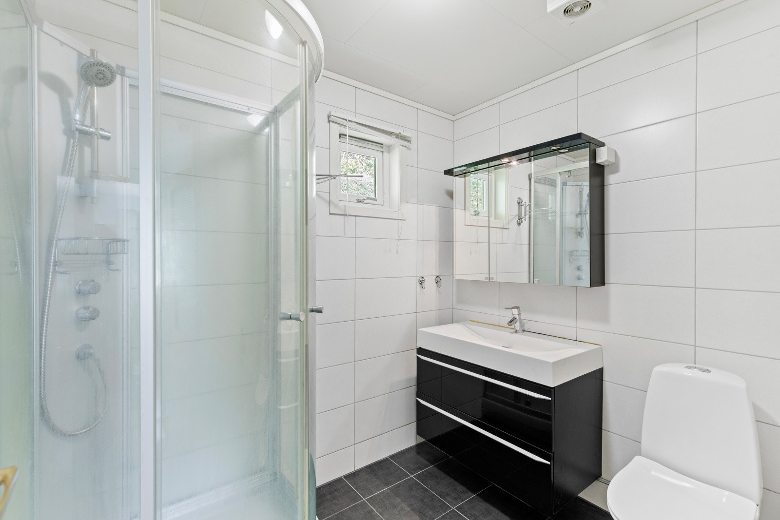 Badet ble renovert i 2010 og har flis på vegger og gulv. Galleribilde