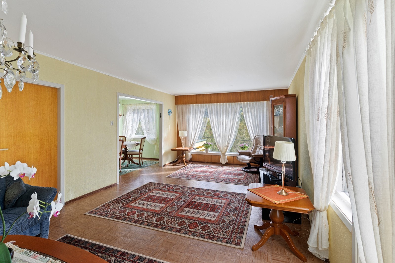 Romslig stue med gode muligheter for flere sittegrupper. Galleribilde