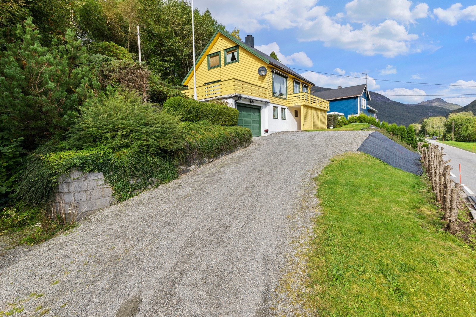 Gruset adkomst og biloppstillingsplass. Galleribilde