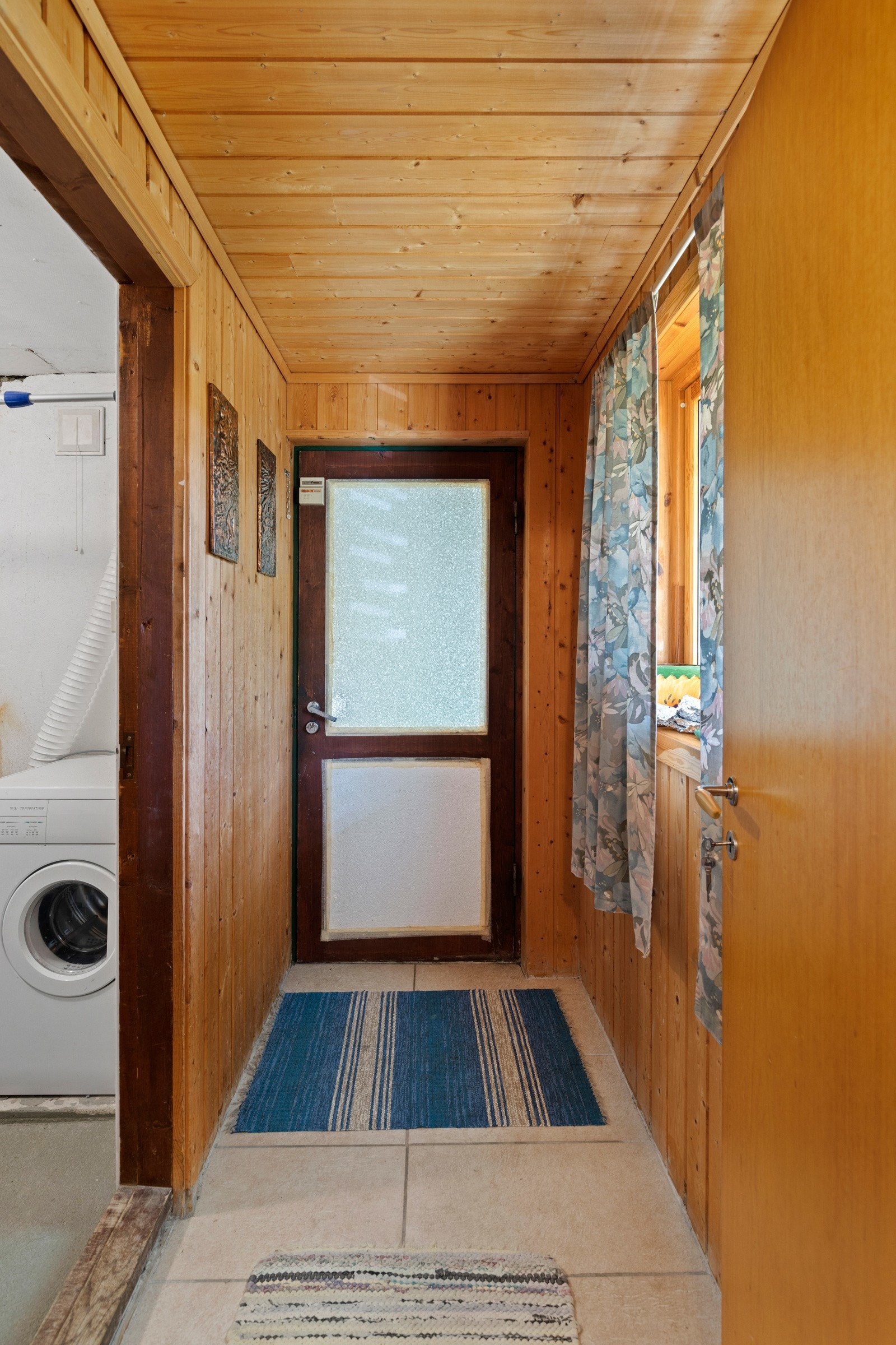 Kjellergang med egen utgang. Galleribilde