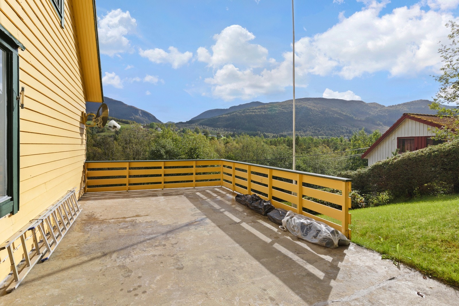 Stor terrasse. Galleribilde