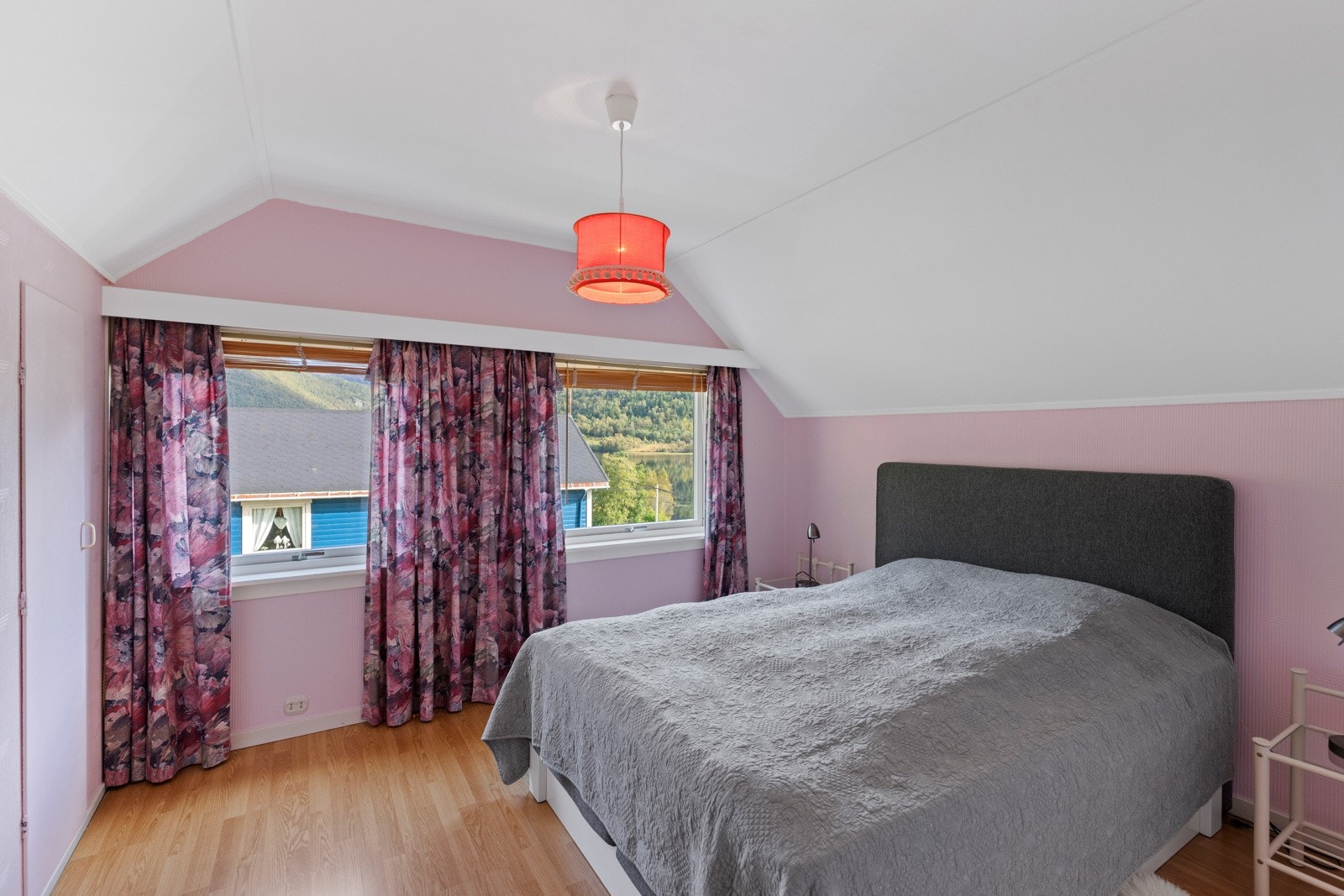 Loftsetasjen inneholder gangareal og to romslige soverom. Galleribilde