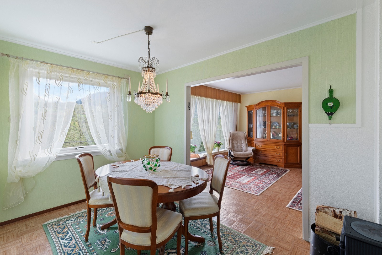 Spisestue mellom stue og kjøkken. Galleribilde