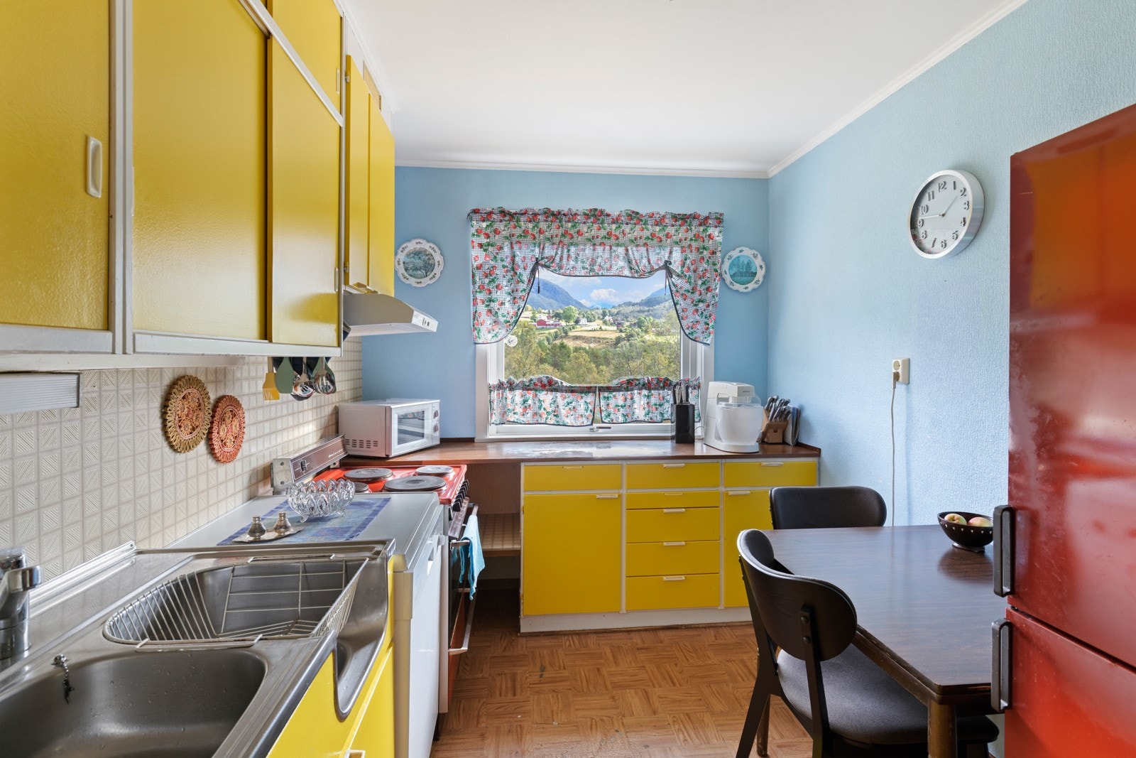 Kjøkkenet har innredning fra byggeår i malte, finerte fronter. Galleribilde