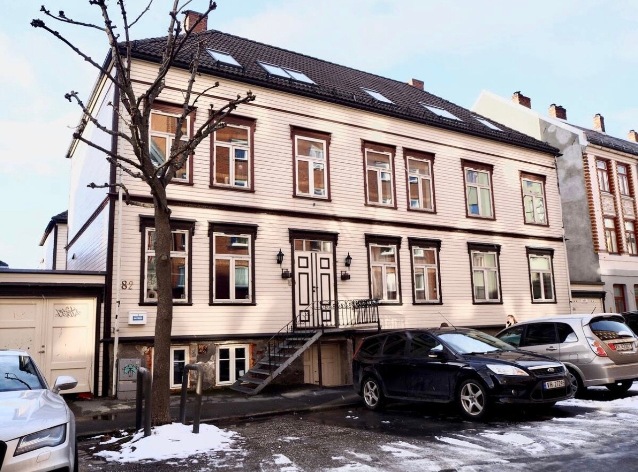 Fasade mot gate Galleribilde