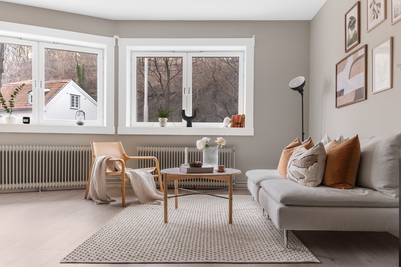 Leiligheten er malt i delikate og tidsriktige farger. Galleribilde